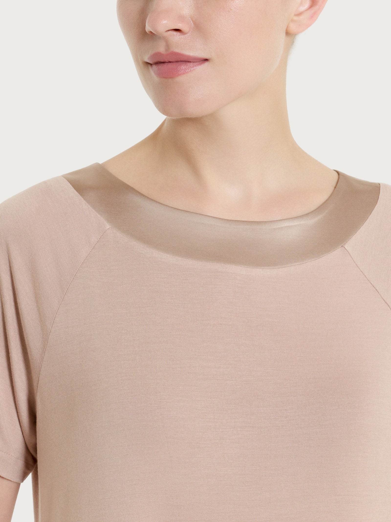Abito con collo a sviluppo circolare in Viscosa Summer - Warm Taupe - Image 3