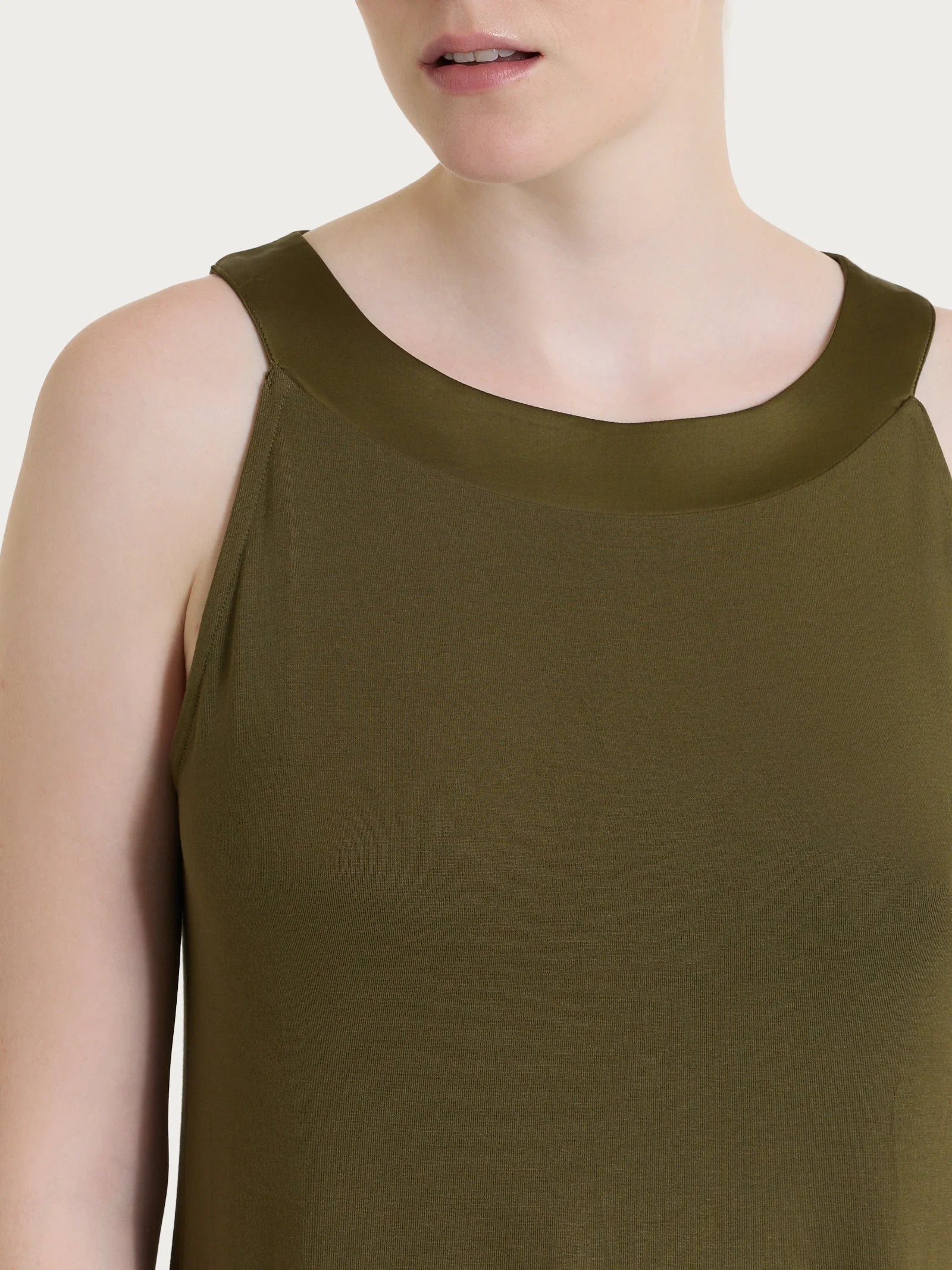 Abito smanicato con collo a sviluppo circolare in Viscosa Summer - Dark Olive - Image 3