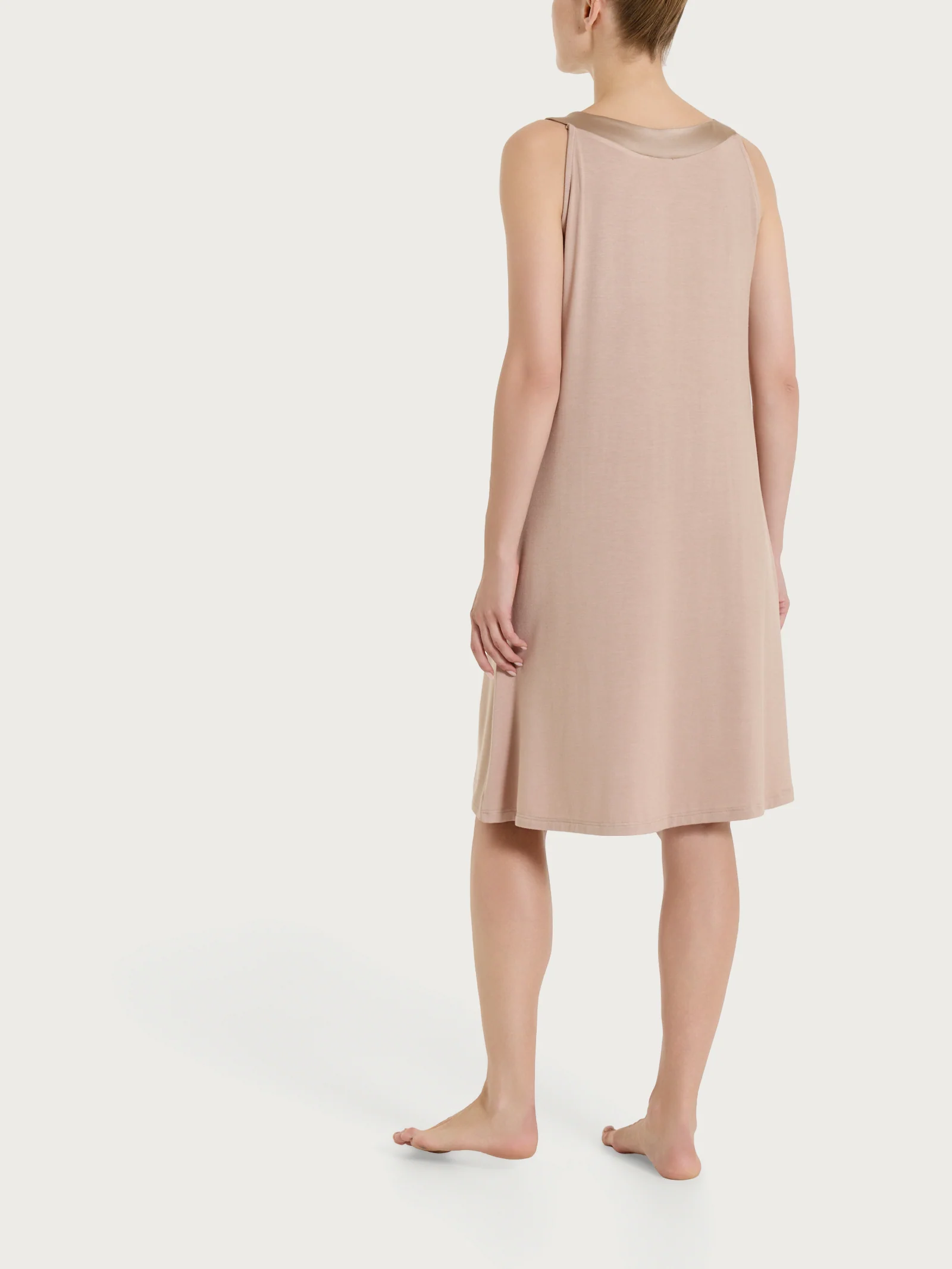 Abito smanicato con collo a sviluppo circolare in Viscosa Summer - Warm Taupe - Image 2
