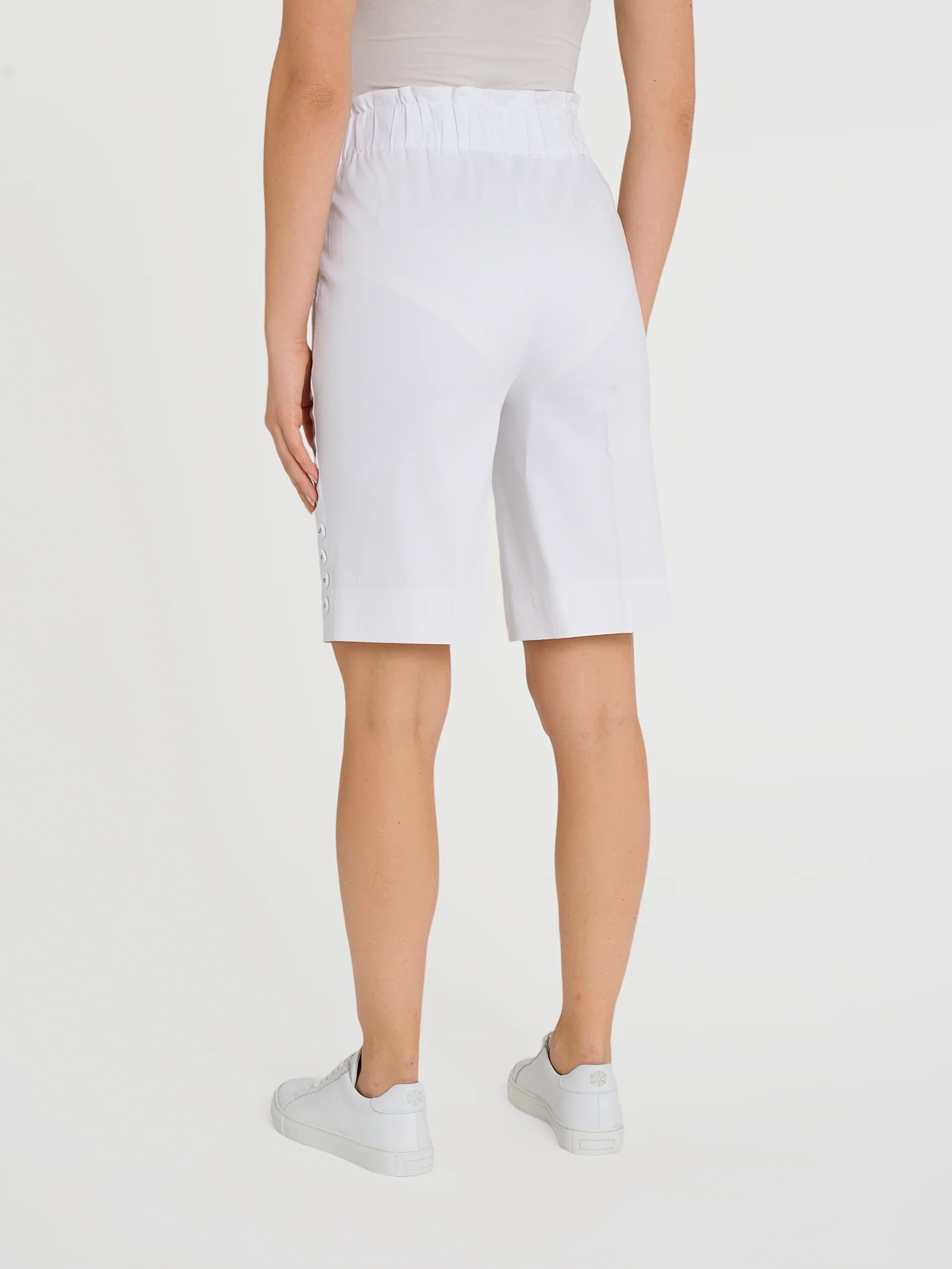 Bermuda con tasche e bottoni in Satin Power - Bianco - Image 2