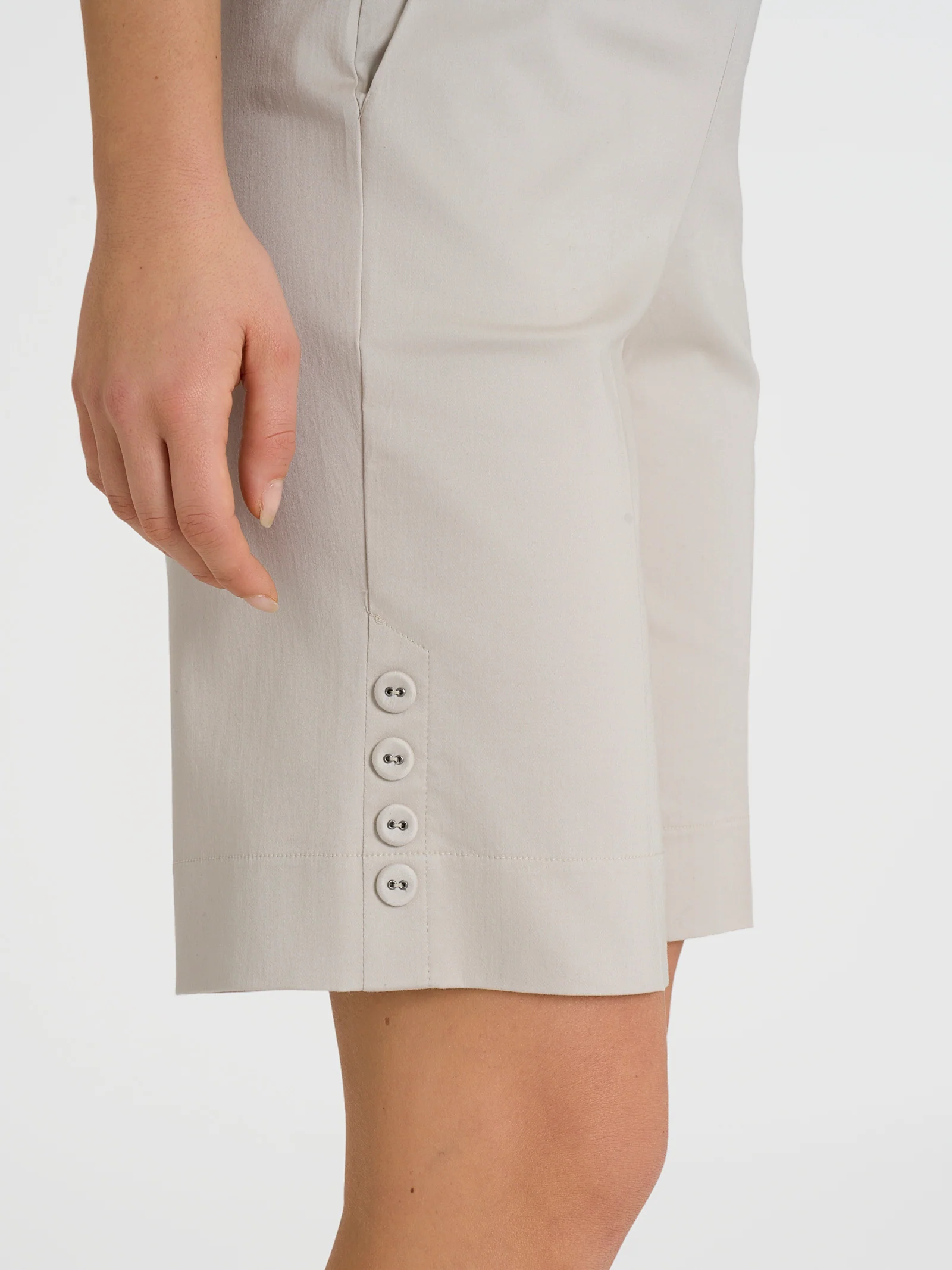 Bermuda con tasche e bottoni in Satin Power - Champignon - Image 3