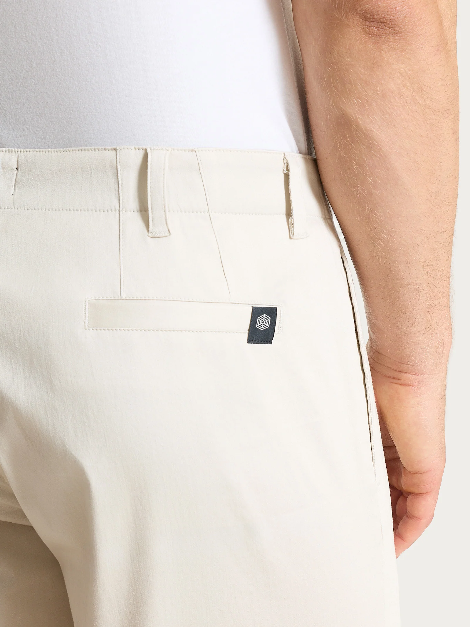 Bermuda con tasche in Satin Power  - Champignon - Image 3