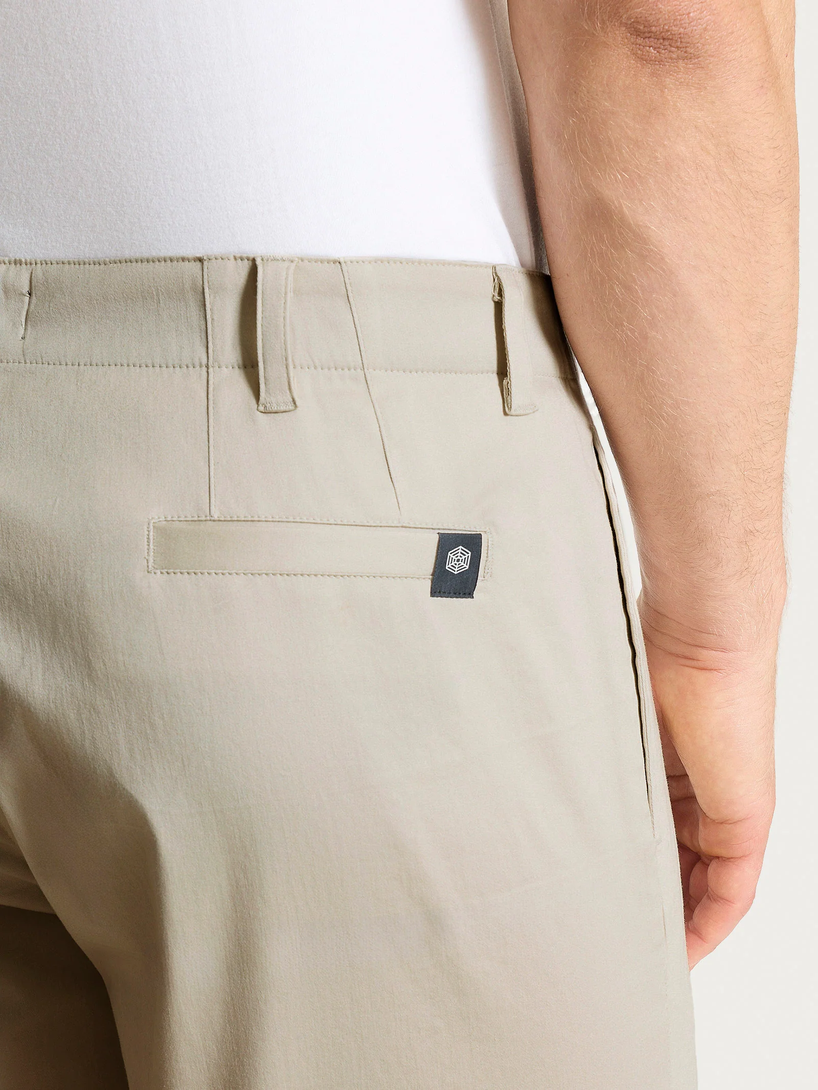 Bermuda con tasche in Satin Power  - Crockery - Image 3