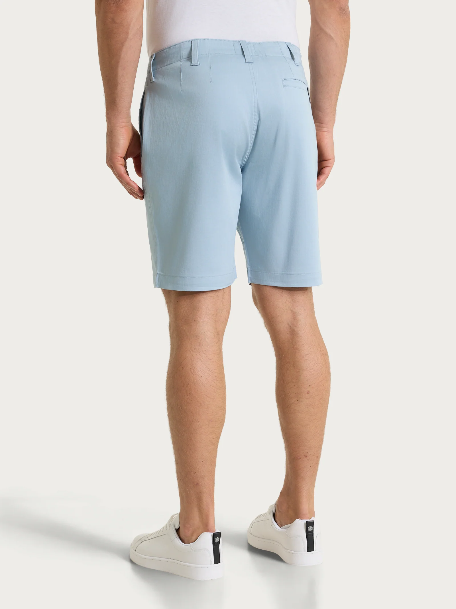 Bermuda con tasche in Satin Power  - Dusty Blue - Image 2