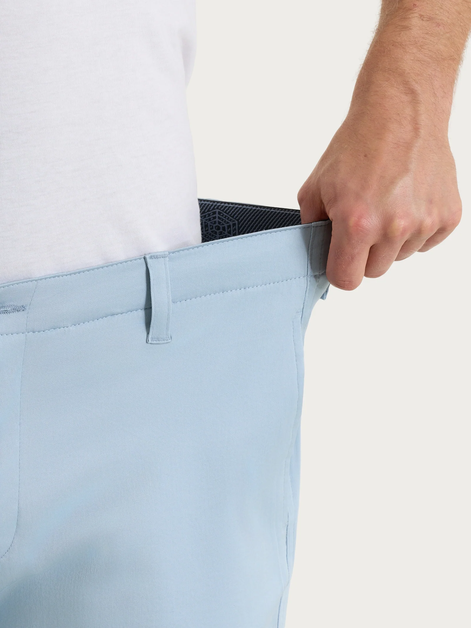 Bermuda con tasche in Satin Power  - Dusty Blue - Image 4