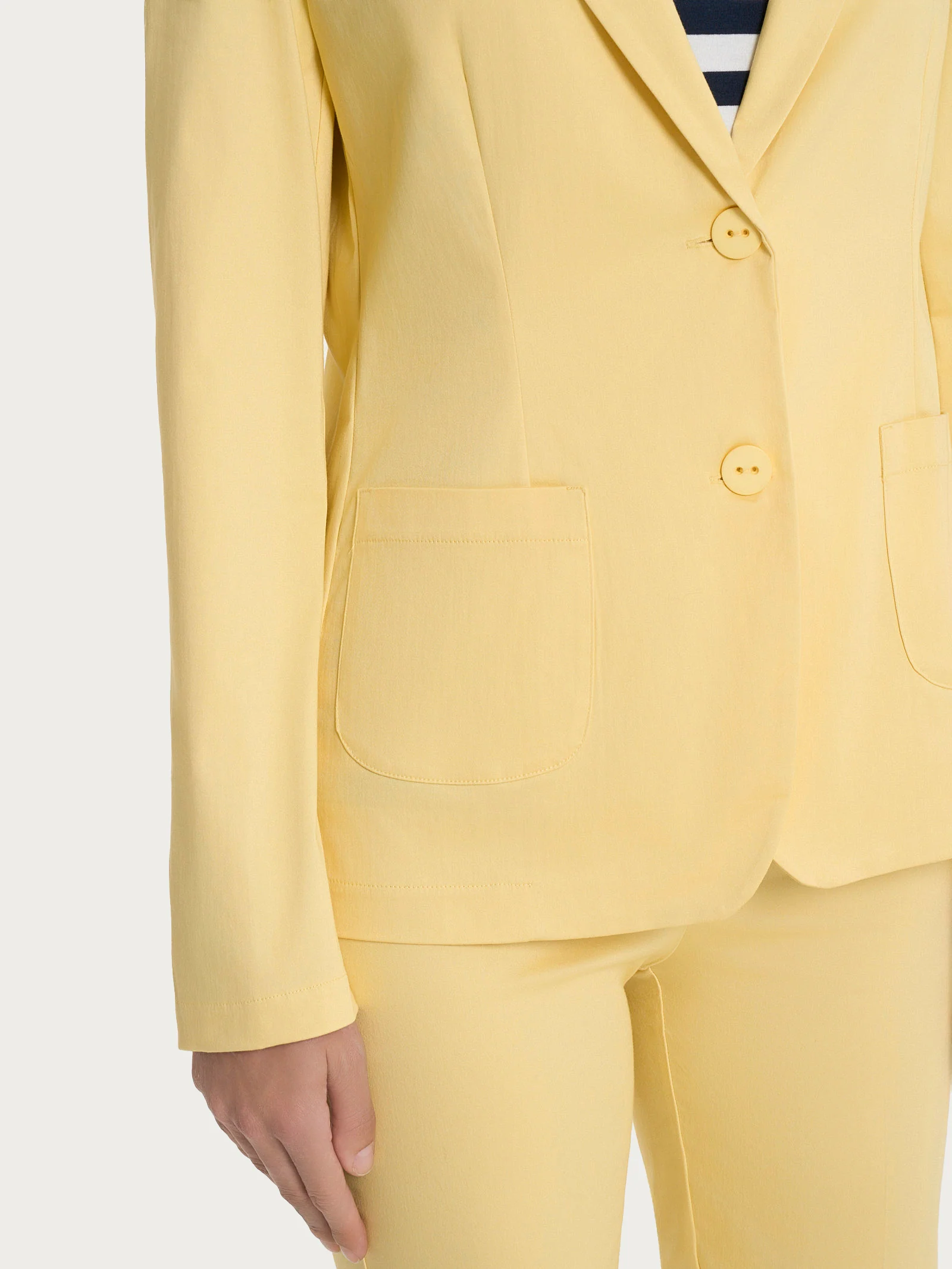 Blazer con due bottoni in Satin Power - Pale Banana - Image 4