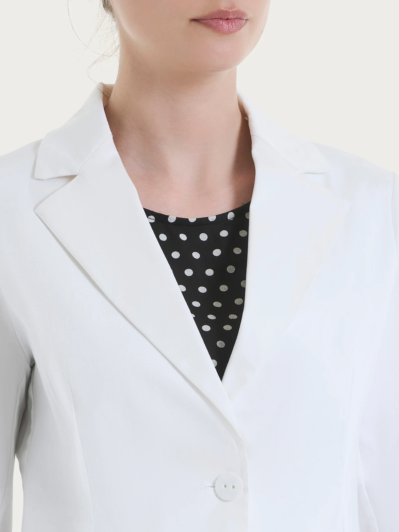 Blazer corto con 1 bottone e manica 3/4 in Satin Power - Bianco - Image 3
