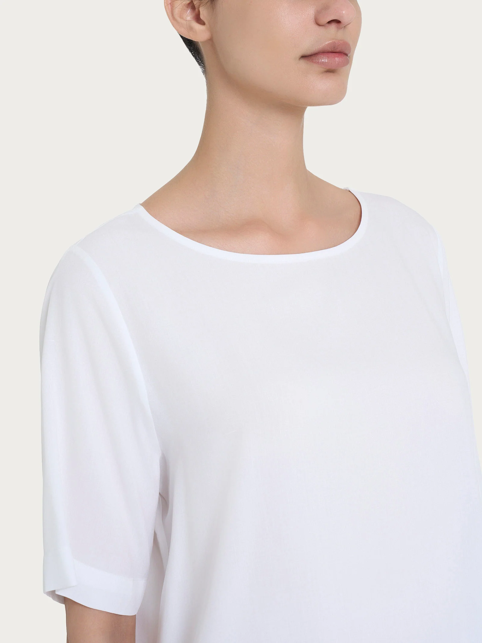 Blusa a manica corta in Ecoseta - Bianco - Image 3