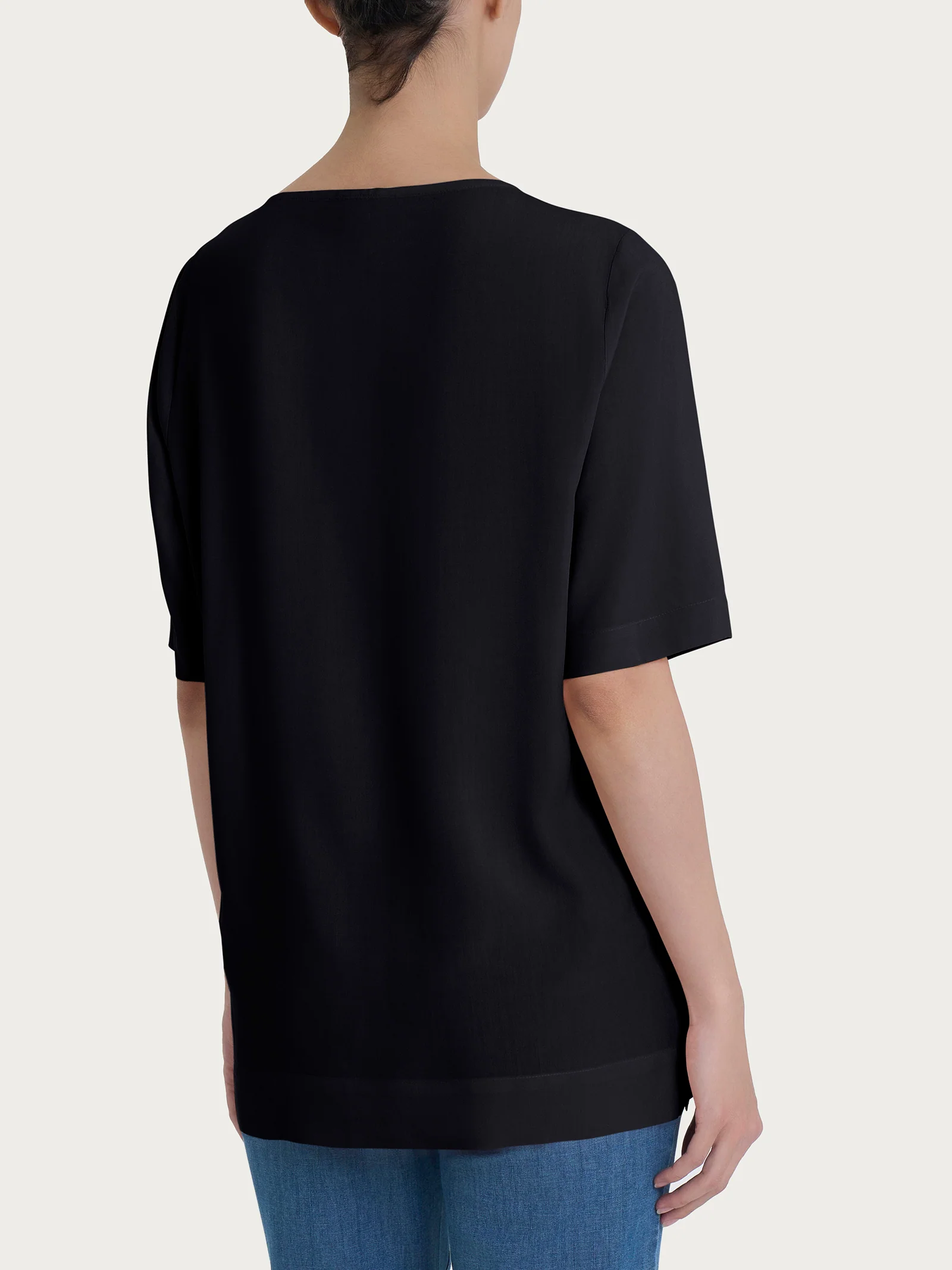 Blusa a manica corta in Ecoseta - Nero - Image 2