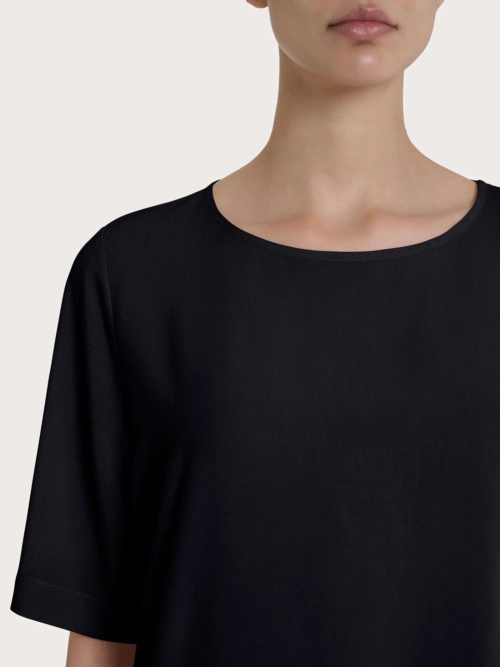 Blusa a manica corta in Ecoseta - Nero - Image 3