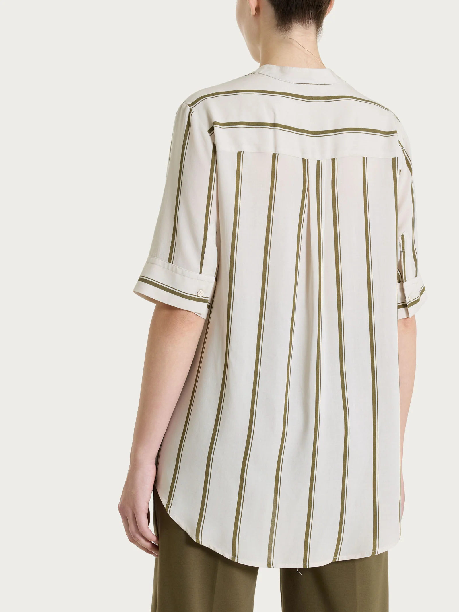 Blusa a righe spaziate e manica corta in EcoSeta - Fant. Dark Olive - Image 2