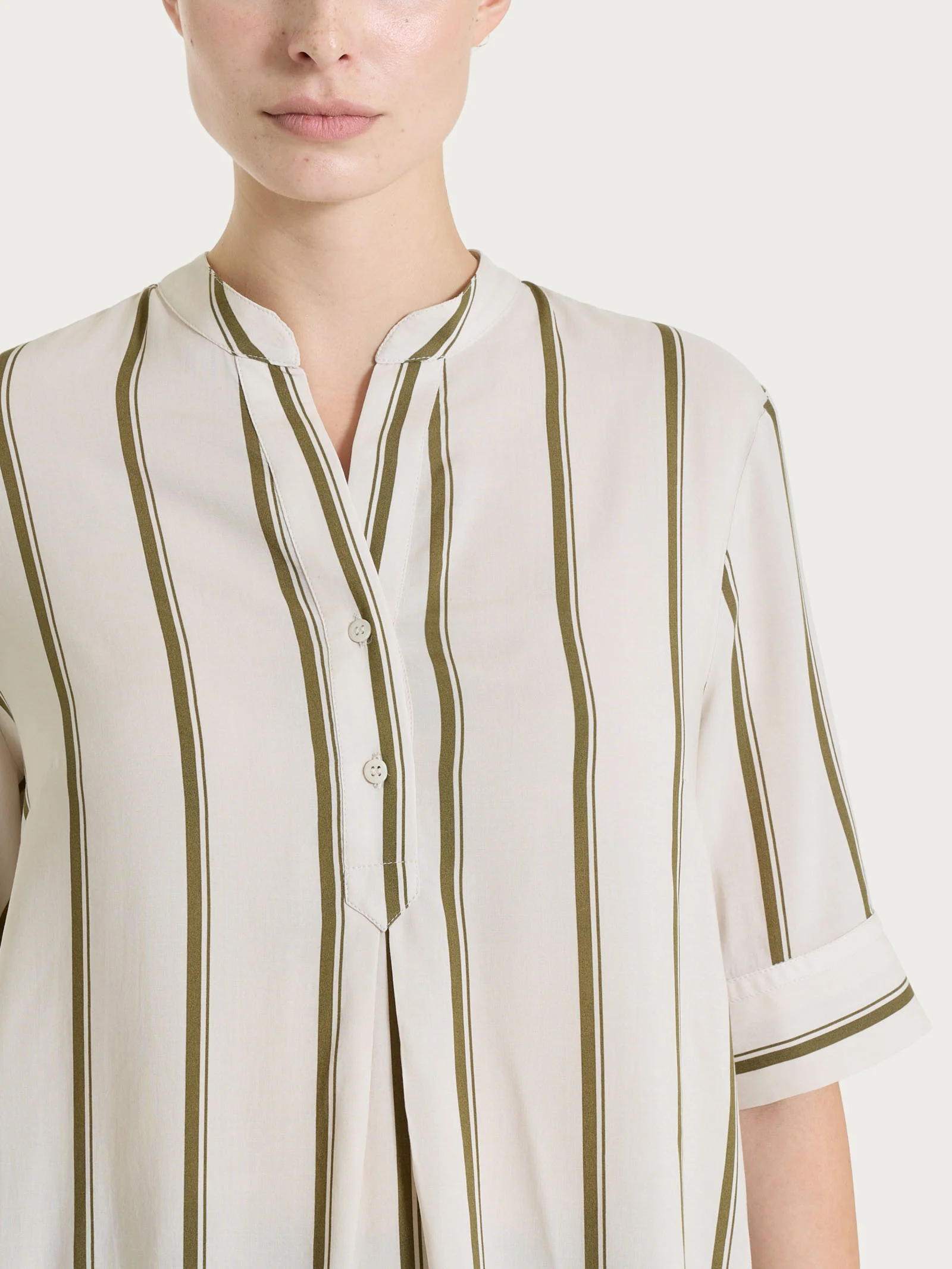 Blusa a righe spaziate e manica corta in EcoSeta - Fant. Dark Olive - Image 3