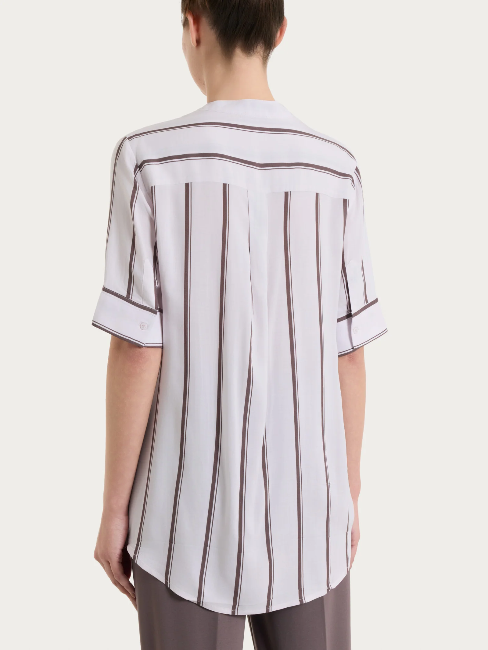 Blusa a righe spaziate e manica corta in EcoSeta - Fant. Plum Truffle - Image 2