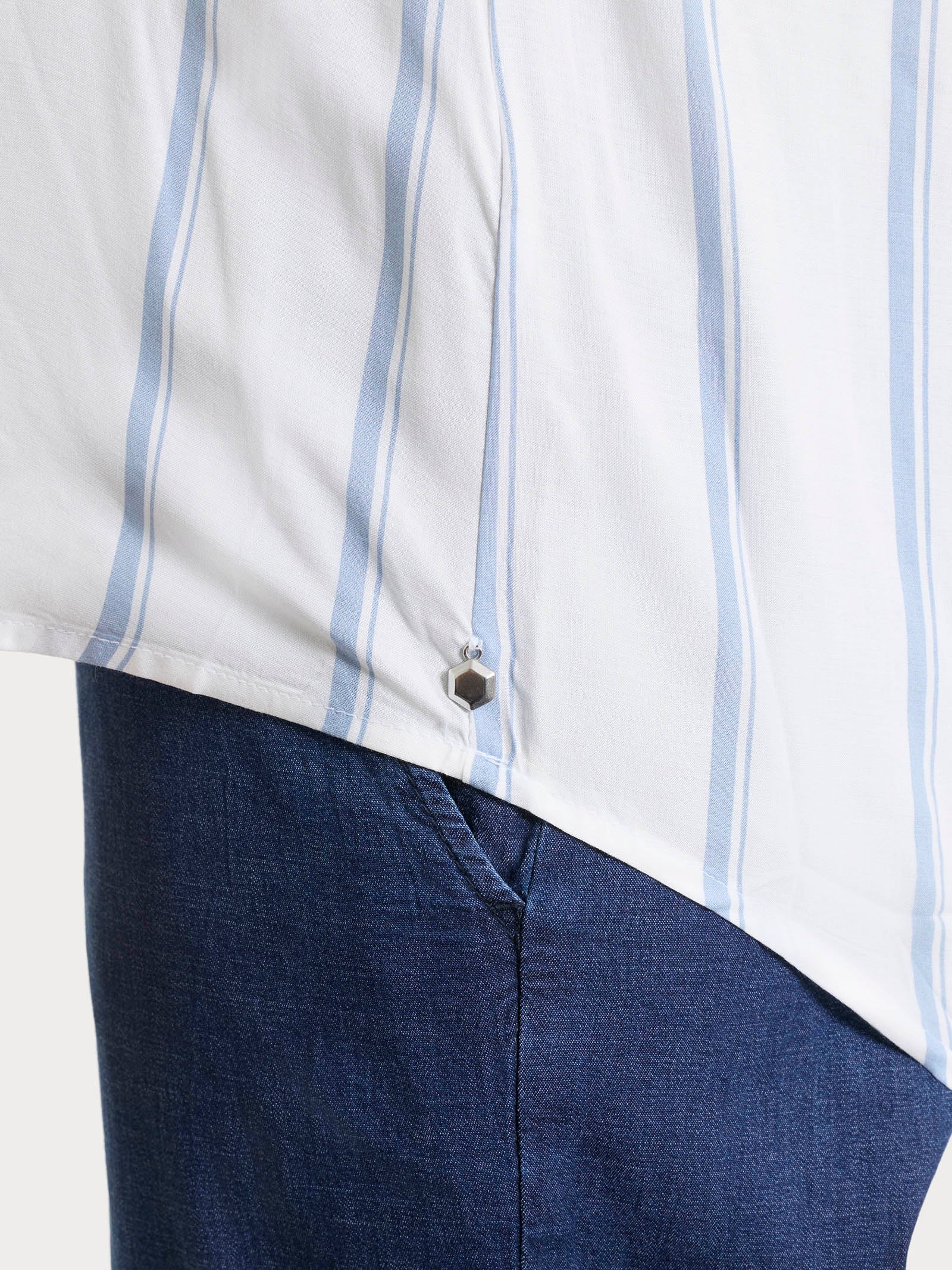 Blusa a righe spaziate e manica corta in EcoSeta - Fant. Dusty Blue - Image 3