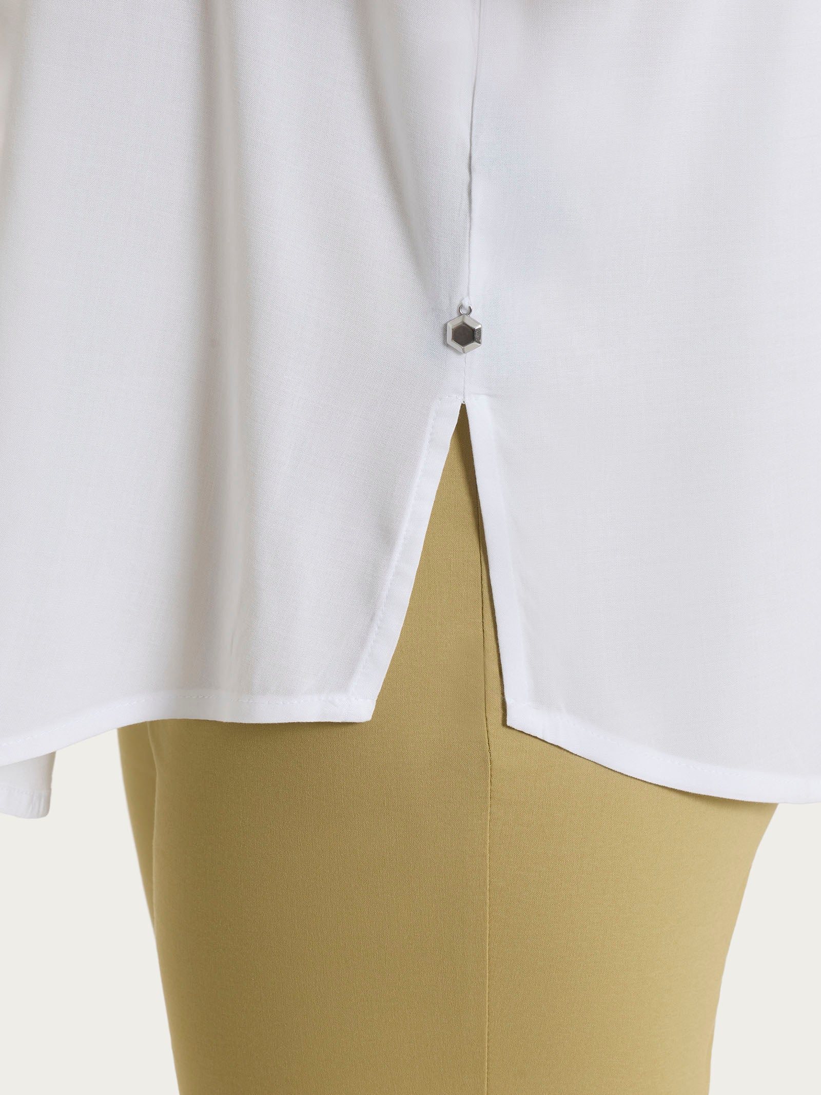 Blusa a serafino con manica risvoltabile in Voile Stretch - Bianco - Image 5