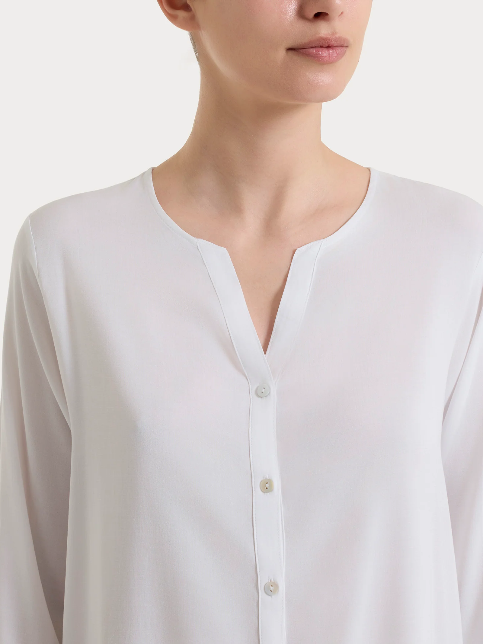 Blusa a serafino con manica risvoltabile in Voile Stretch - Bianco - Image 6