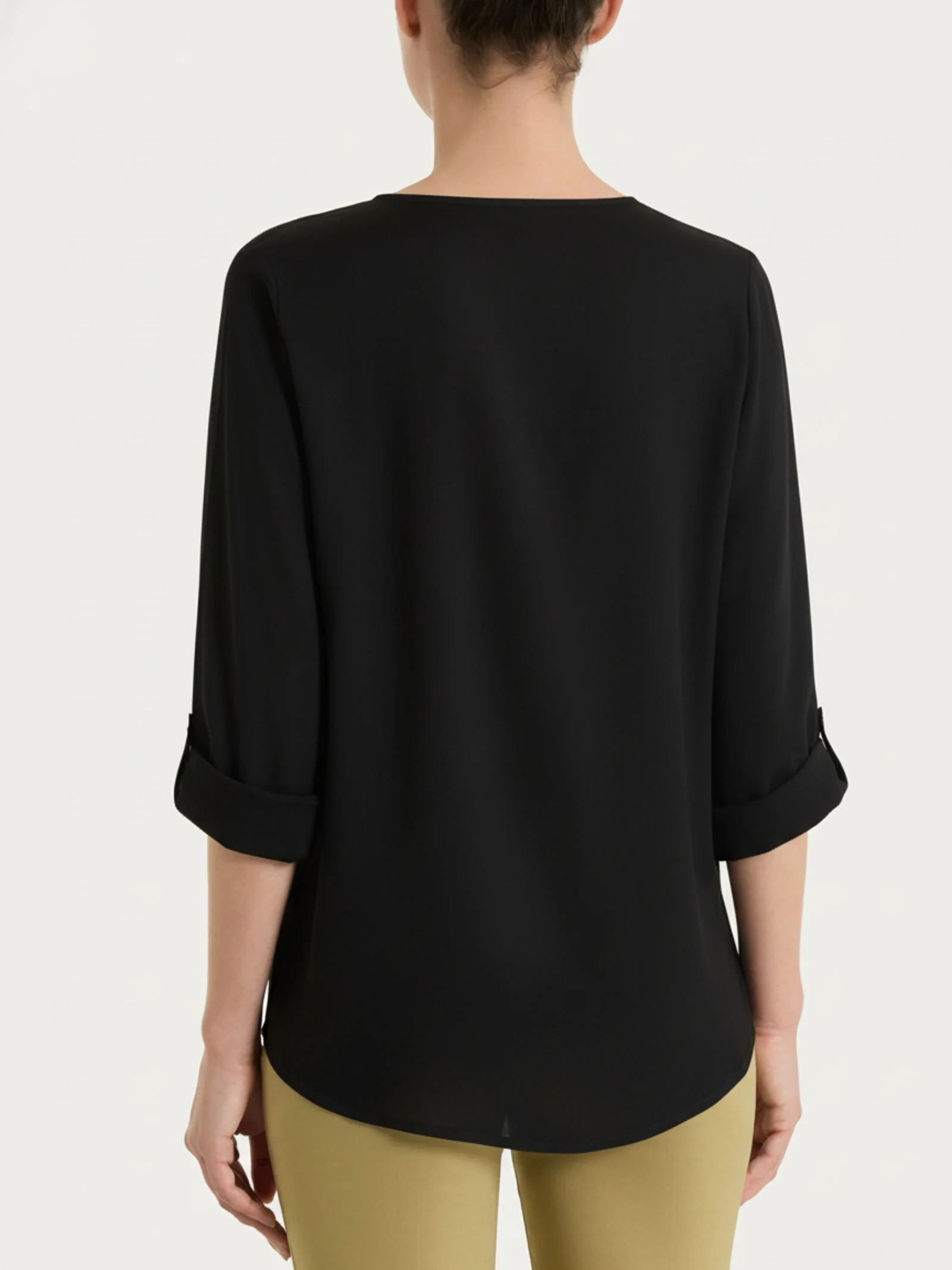 Blusa a serafino con manica risvoltabile in Voile Stretch - Nero - Image 4