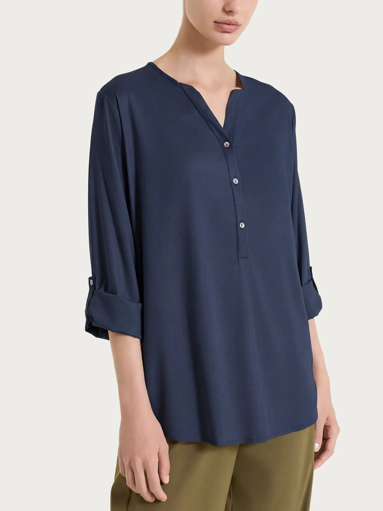 Blusa a serafino con manica risvoltabile in Voile Stretch - Bleu - Image 2