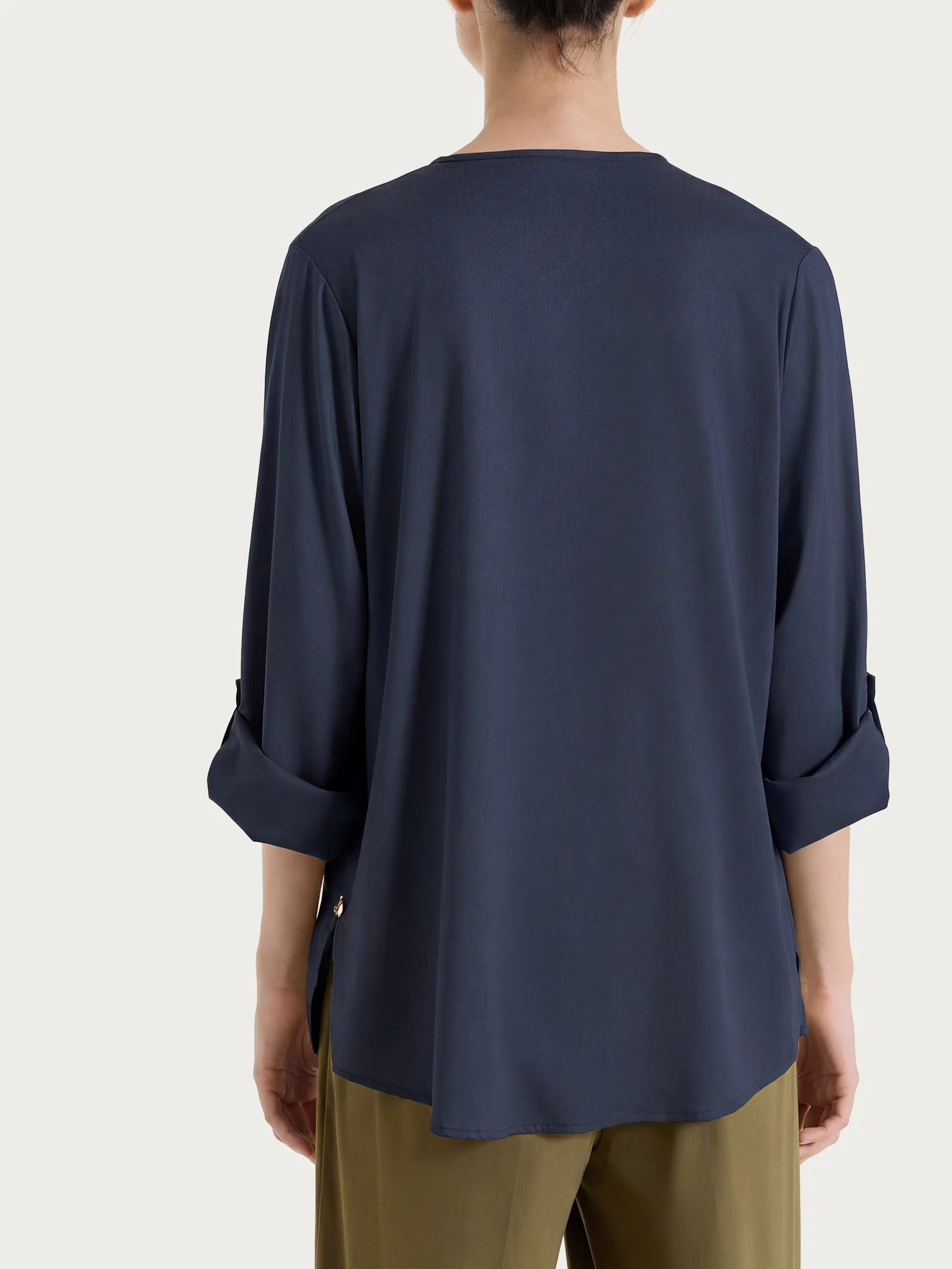 Blusa a serafino con manica risvoltabile in Voile Stretch - Bleu - Image 4