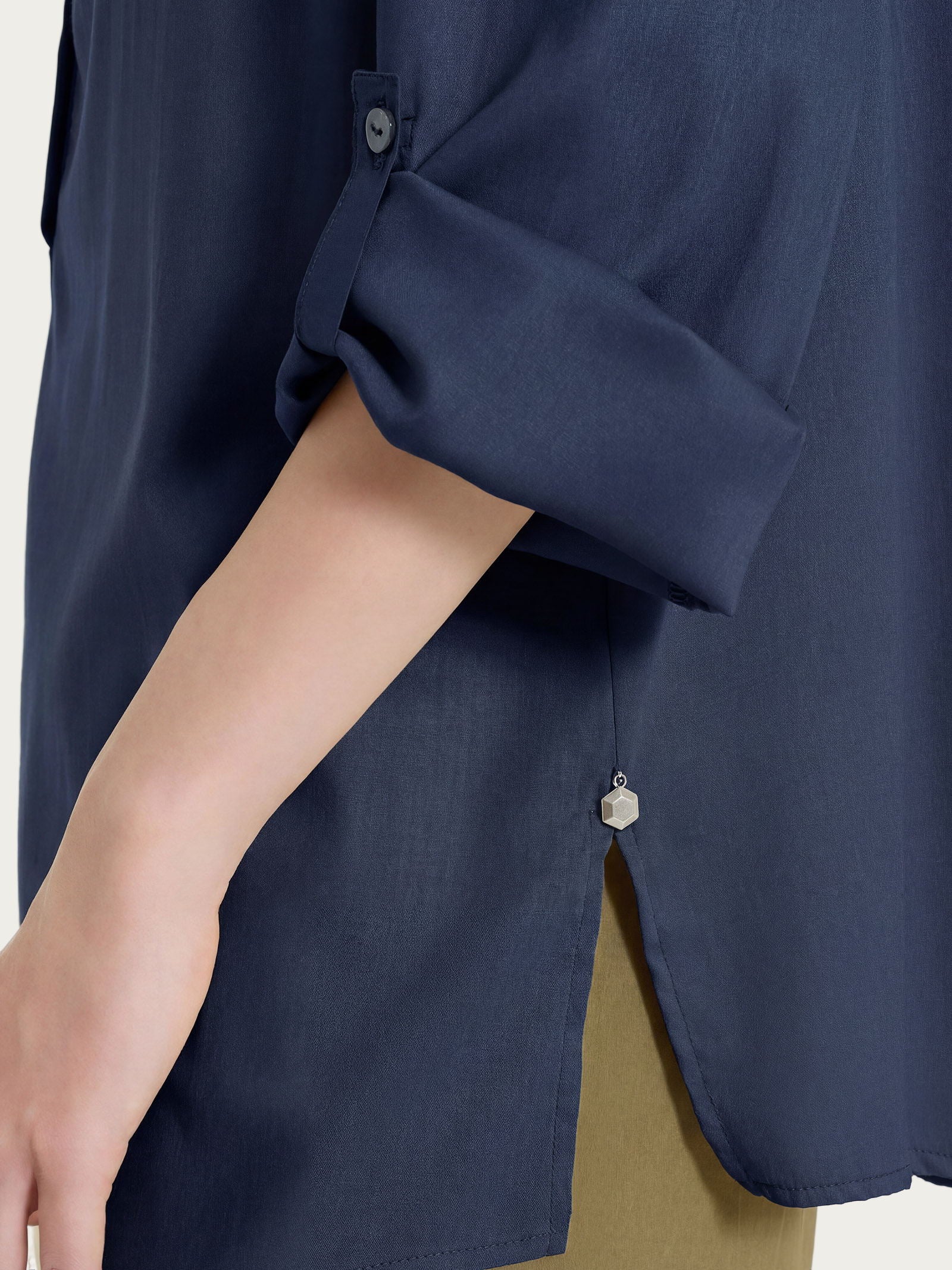 Blusa a serafino con manica risvoltabile in Voile Stretch - Bleu - Image 5