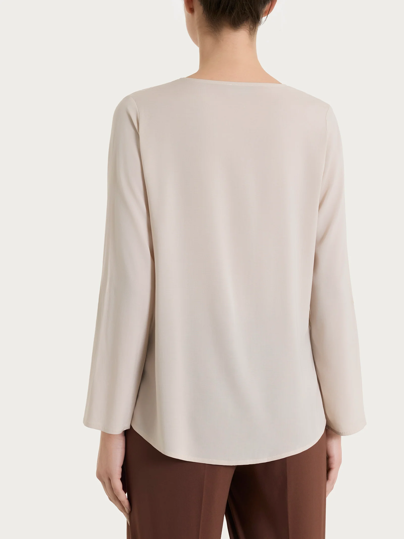 Blusa a serafino con manica risvoltabile in Voile Stretch - Champignon - Image 3