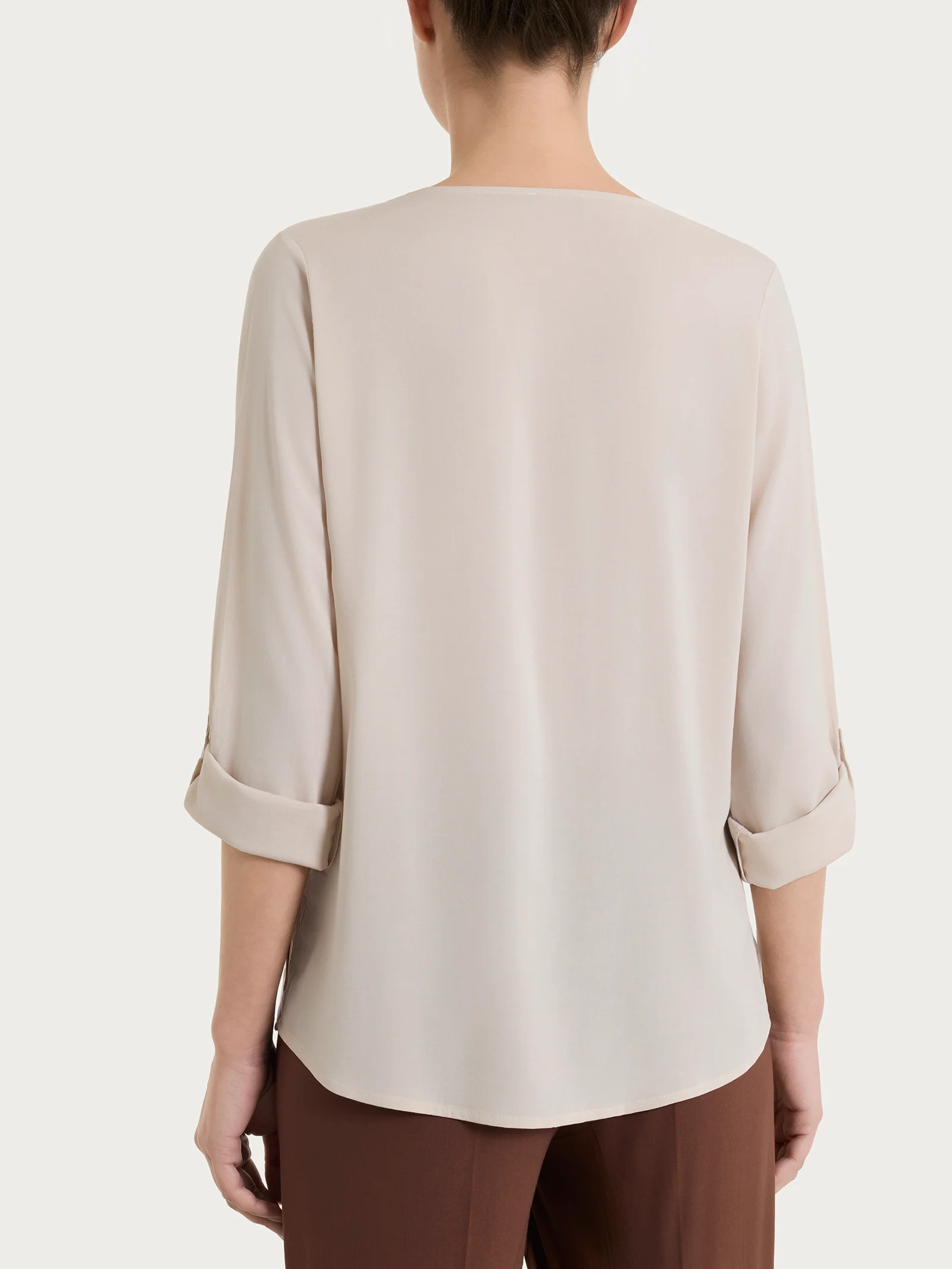 Blusa a serafino con manica risvoltabile in Voile Stretch - Champignon - Image 4