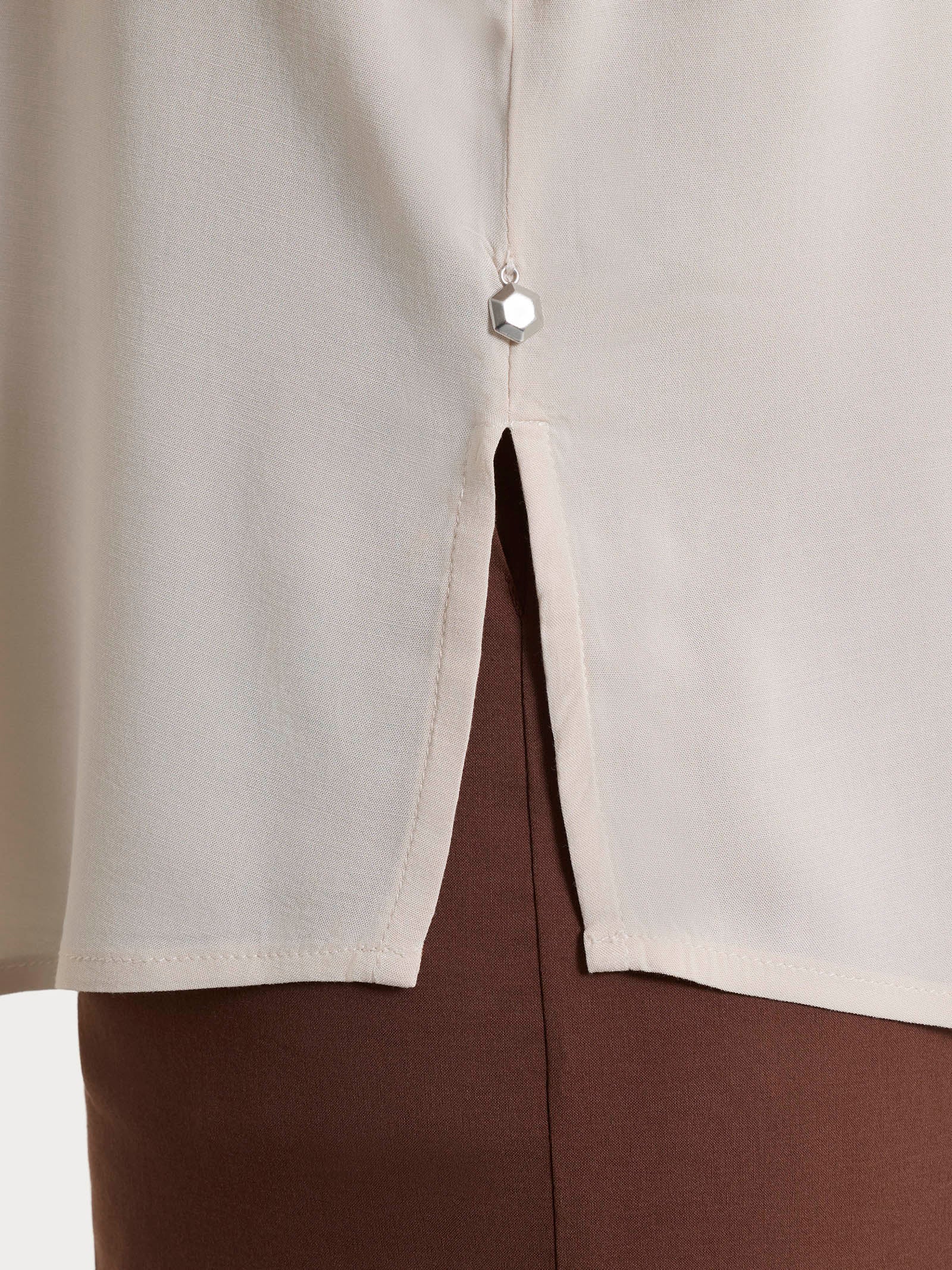 Blusa a serafino con manica risvoltabile in Voile Stretch - Champignon - Image 5