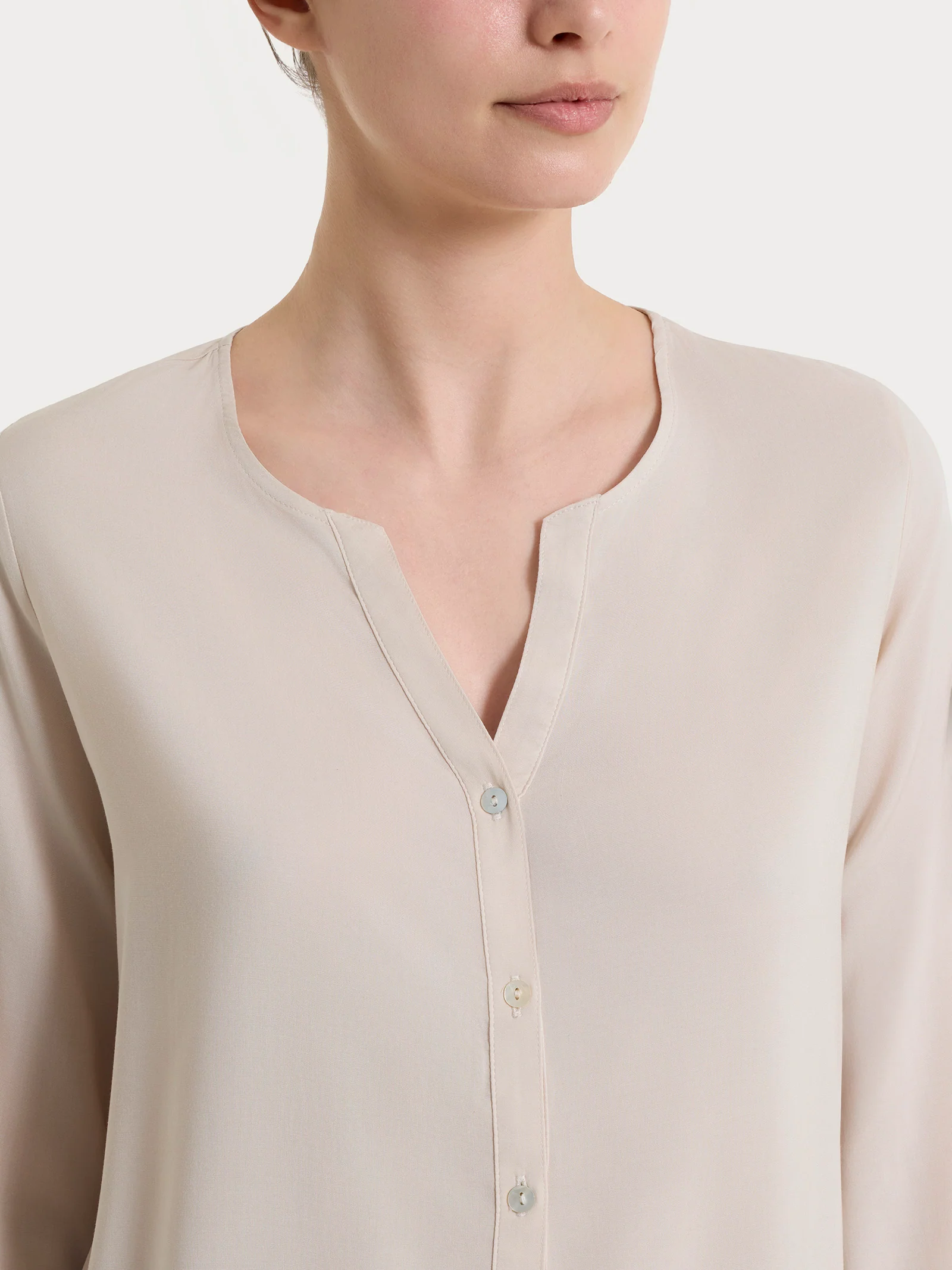 Blusa a serafino con manica risvoltabile in Voile Stretch - Champignon - Image 6