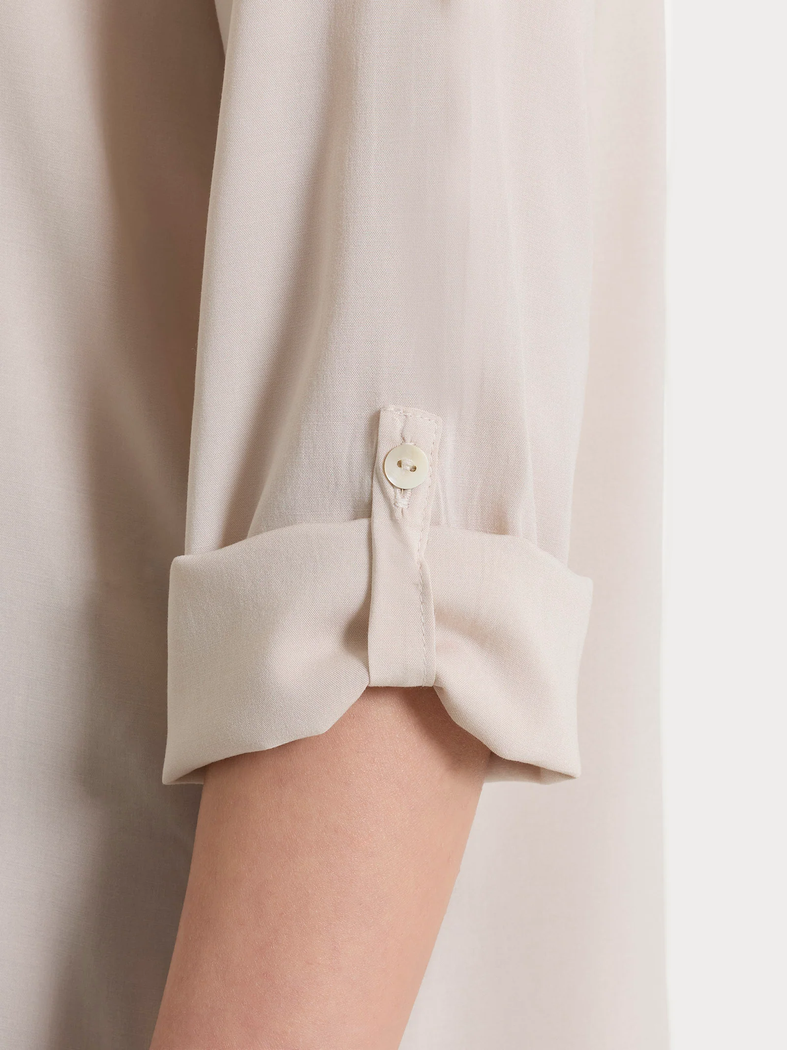 Blusa a serafino con manica risvoltabile in Voile Stretch - Champignon - Image 7