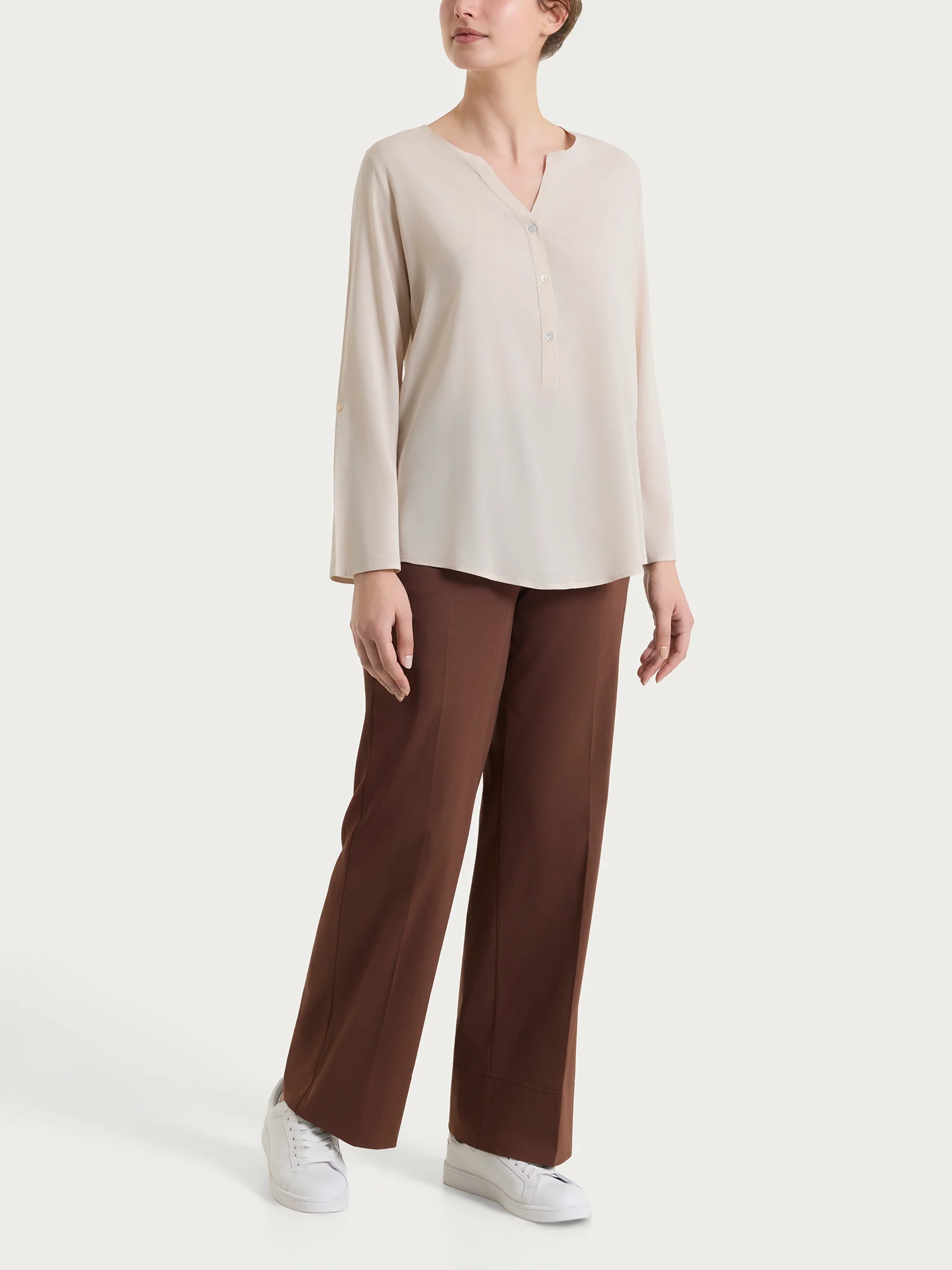 Blusa a serafino con manica risvoltabile in Voile Stretch - Champignon - Image 8