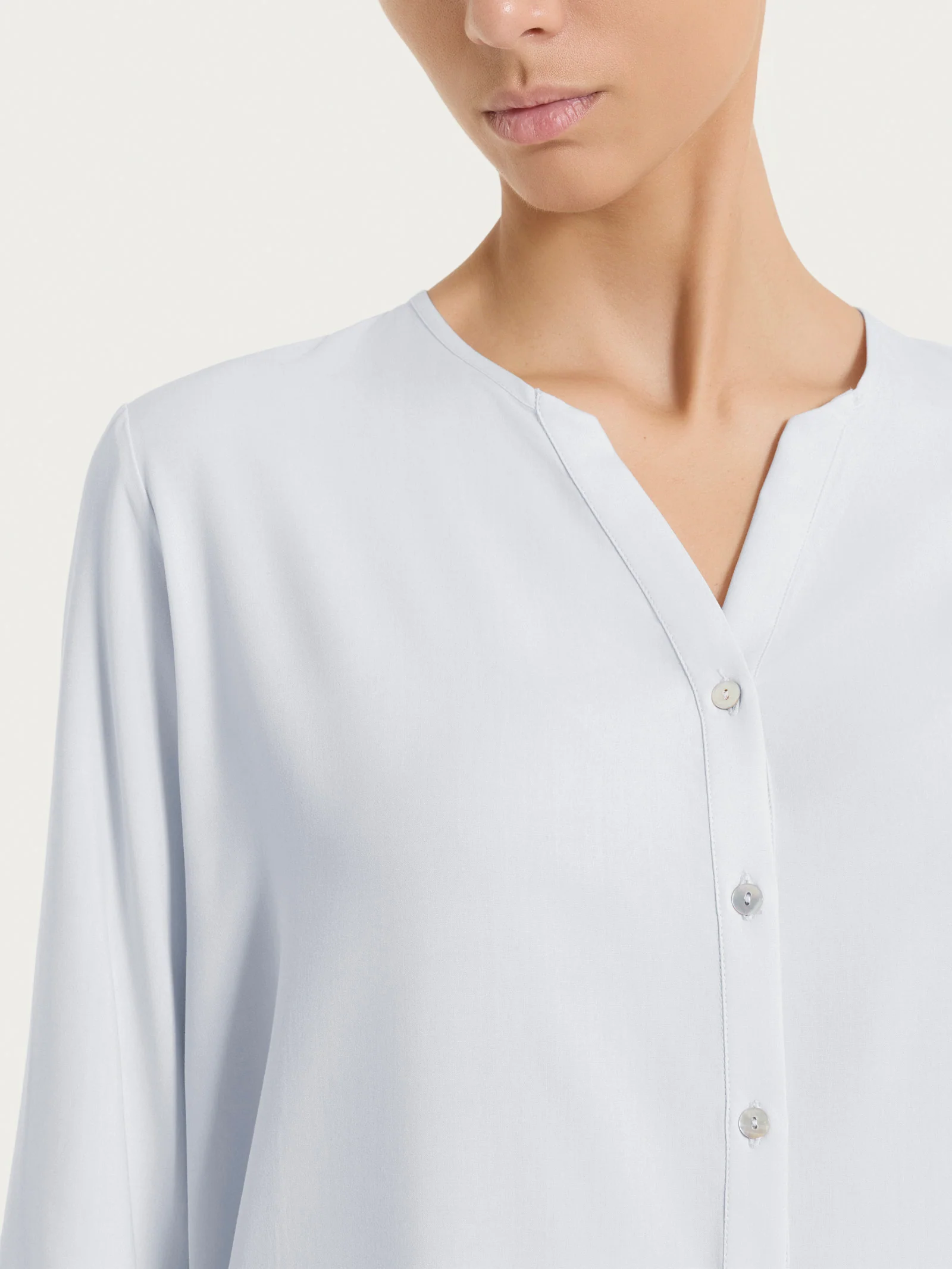 Blusa a serafino con manica risvoltabile in Voile Stretch - Lilac Hint - Image 3