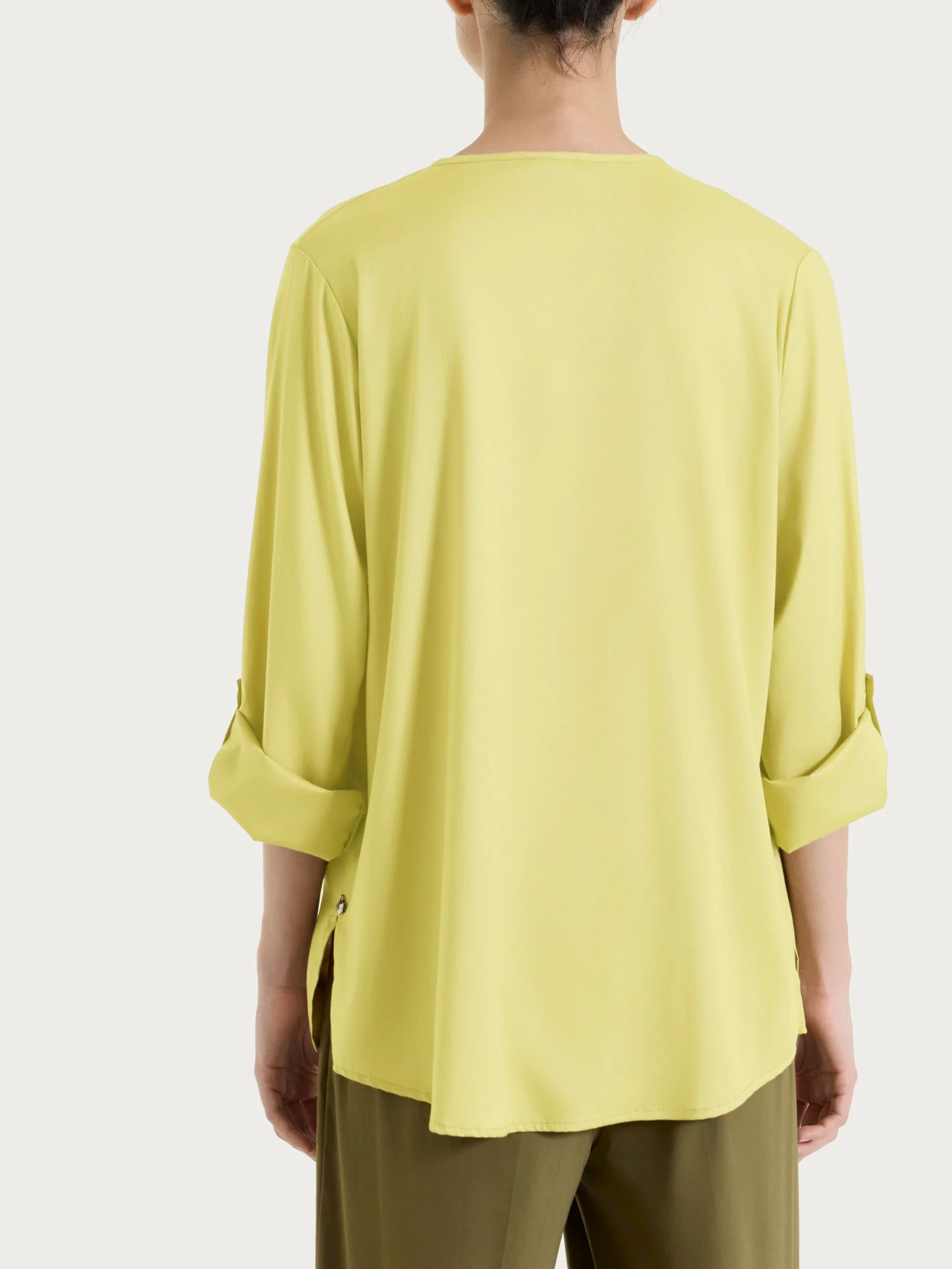 Blusa a serafino con manica risvoltabile in Voile Stretch - Acacia - Image 2