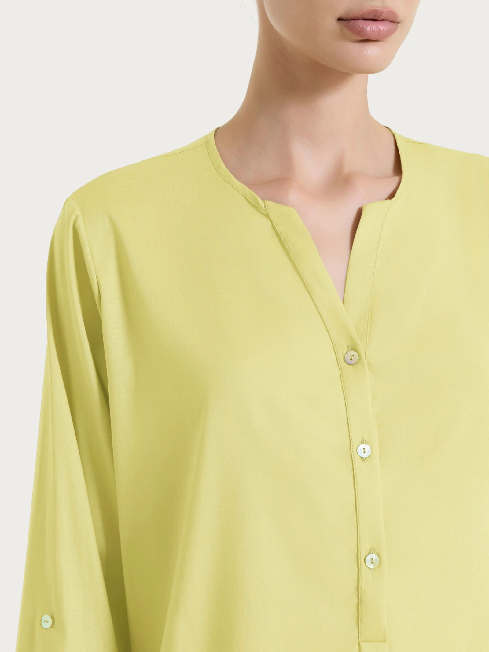 Blusa a serafino con manica risvoltabile in Voile Stretch - Acacia - Image 3