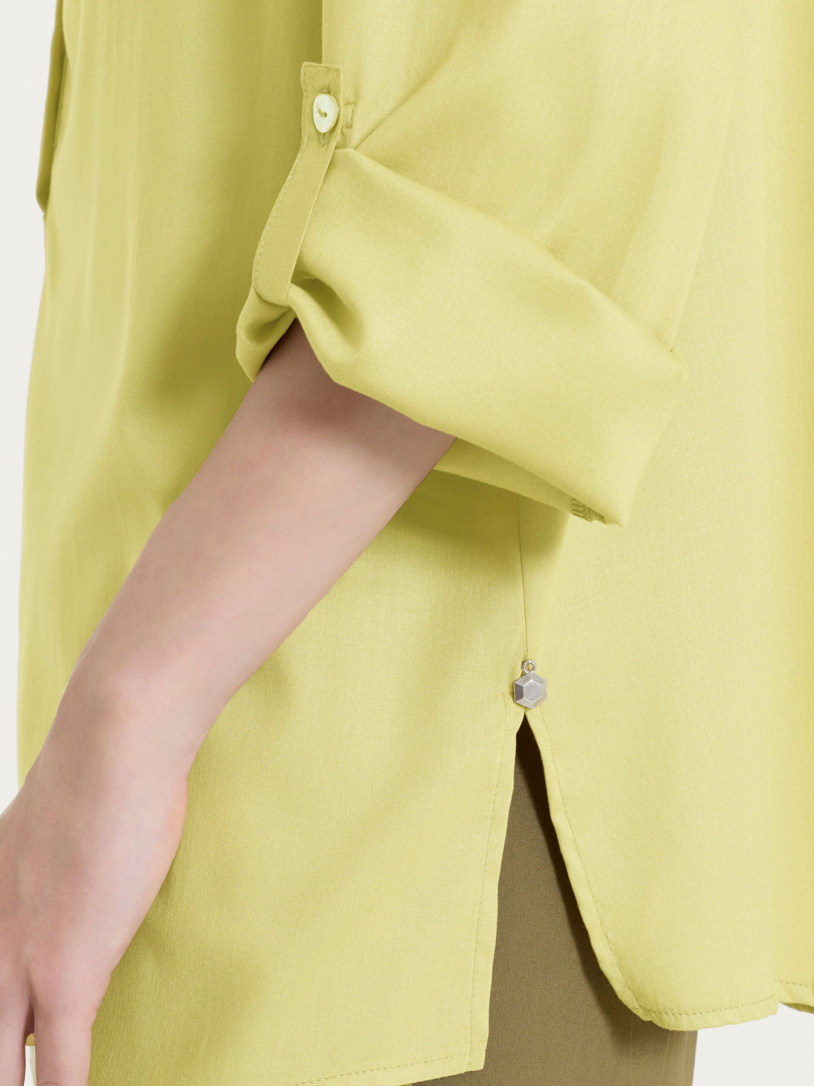 Blusa a serafino con manica risvoltabile in Voile Stretch - Acacia - Image 4