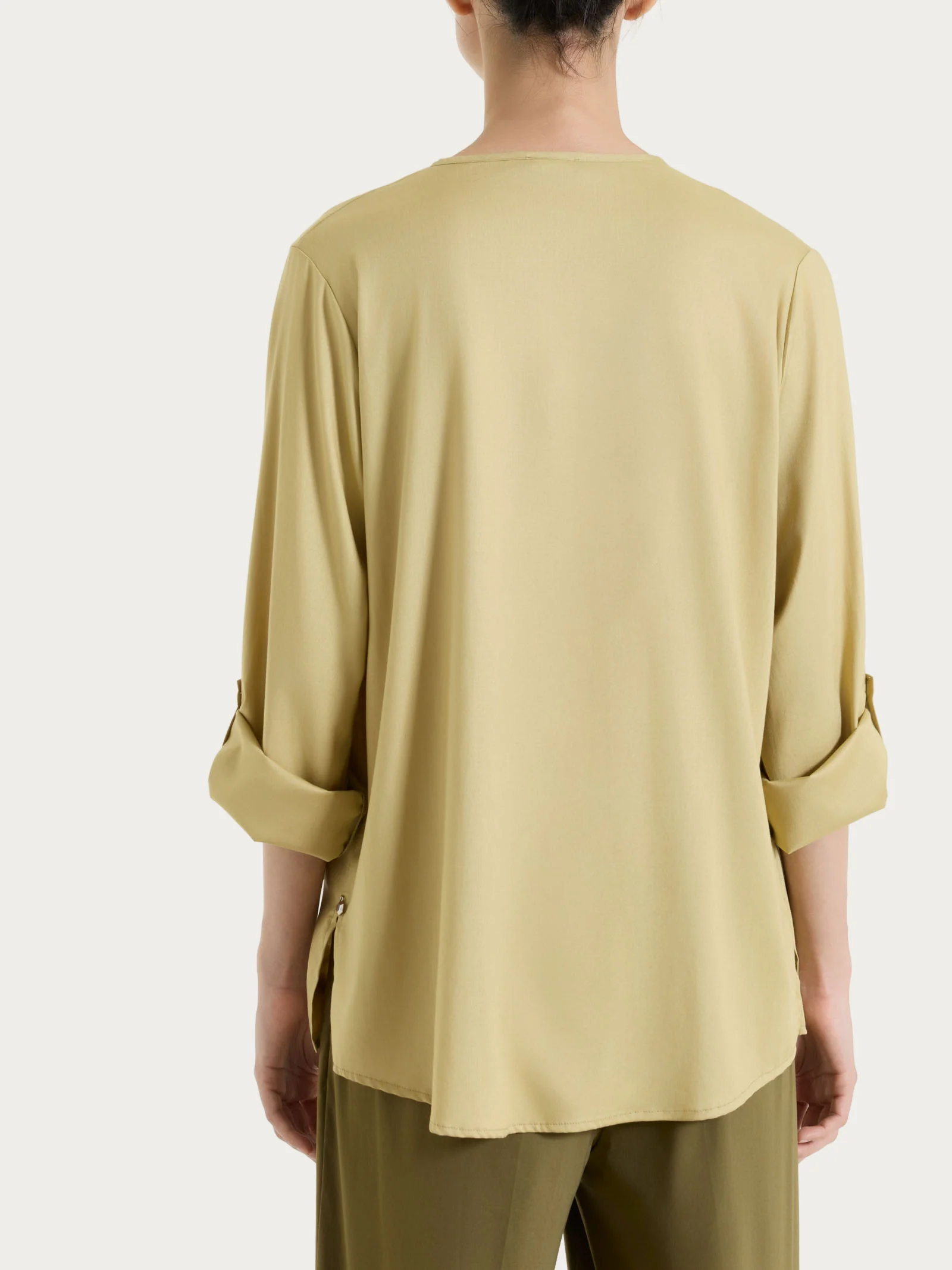Blusa a serafino con manica risvoltabile in Voile Stretch - Khaki - Image 2