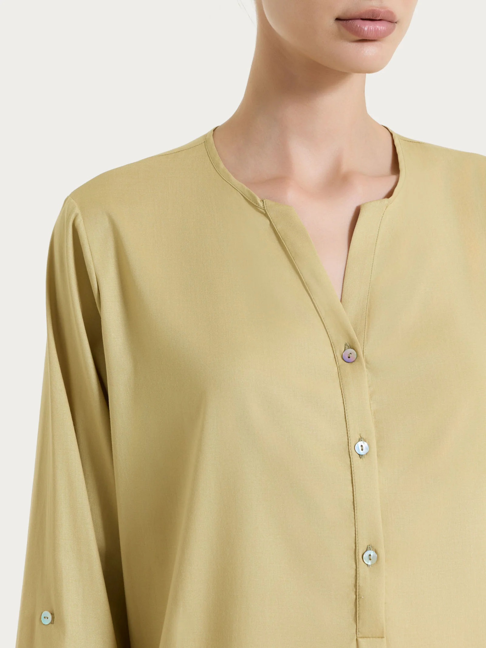 Blusa a serafino con manica risvoltabile in Voile Stretch - Khaki - Image 3