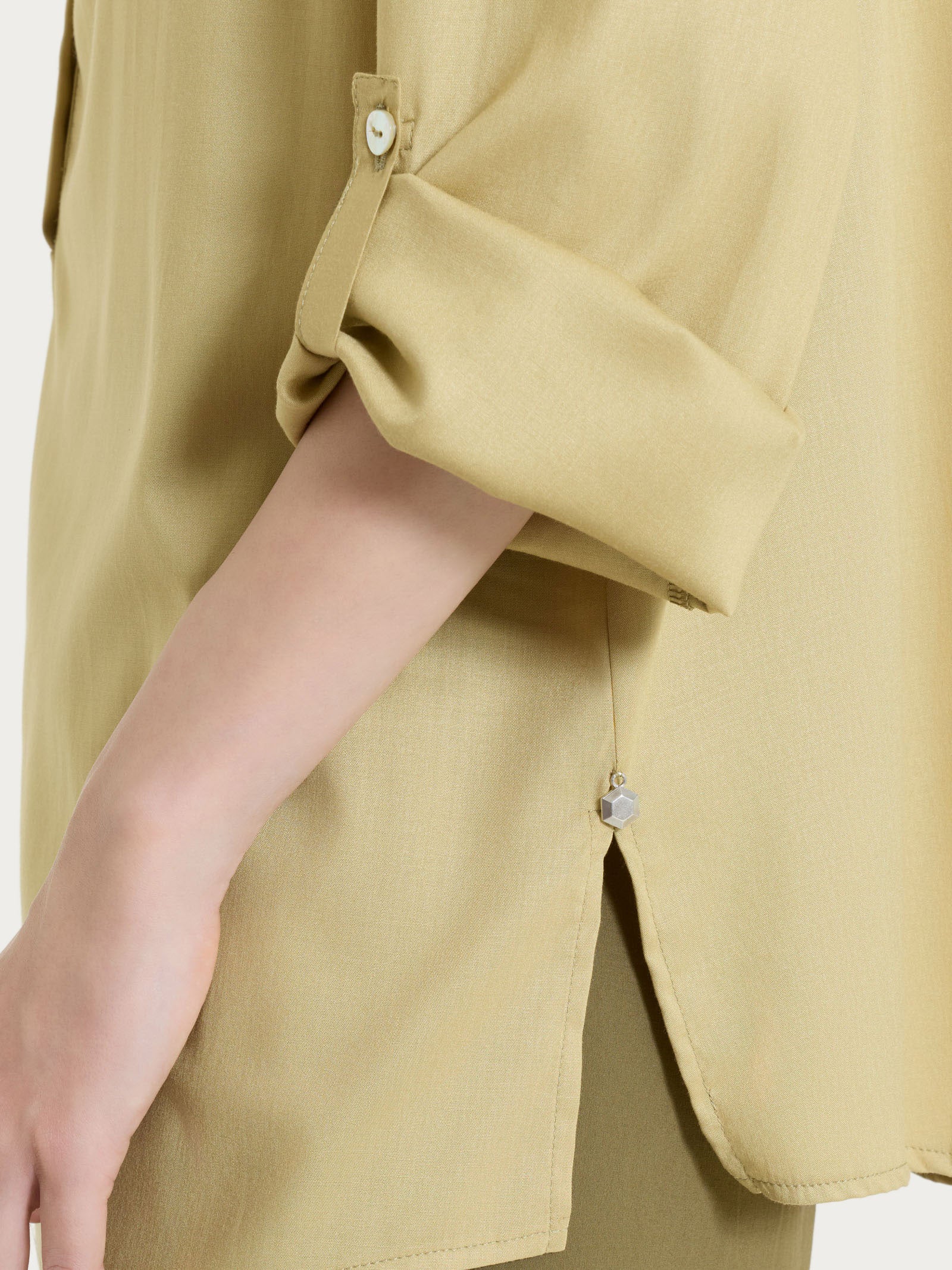 Blusa a serafino con manica risvoltabile in Voile Stretch - Khaki - Image 4