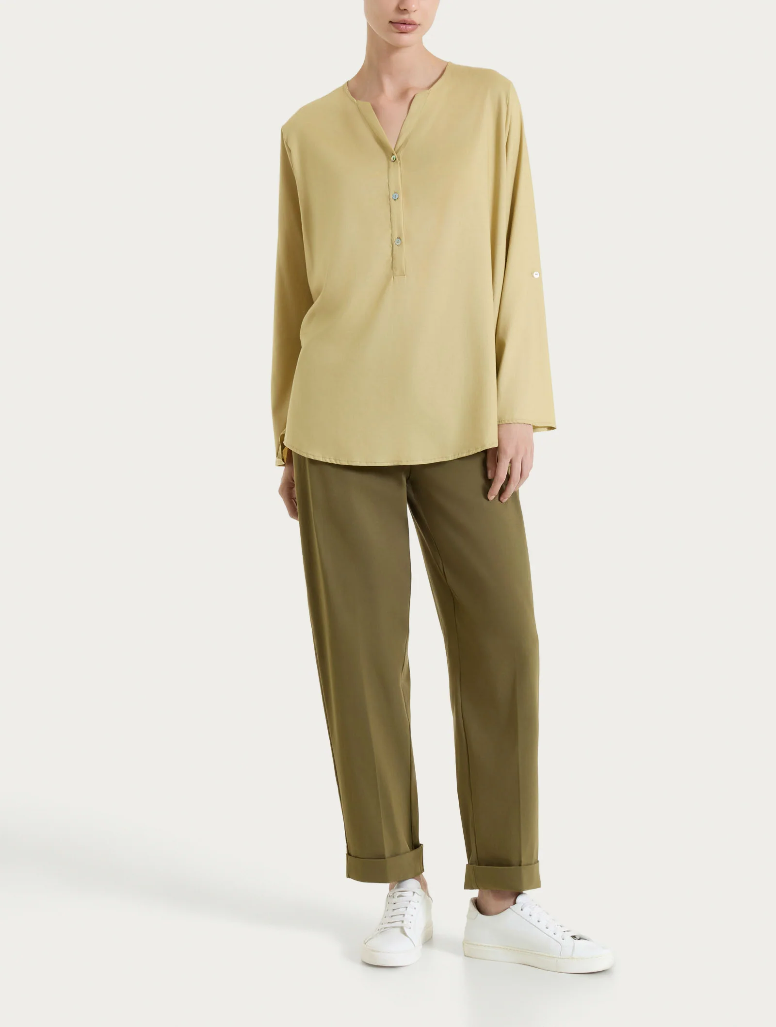 Blusa a serafino con manica risvoltabile in Voile Stretch - Khaki - Image 5