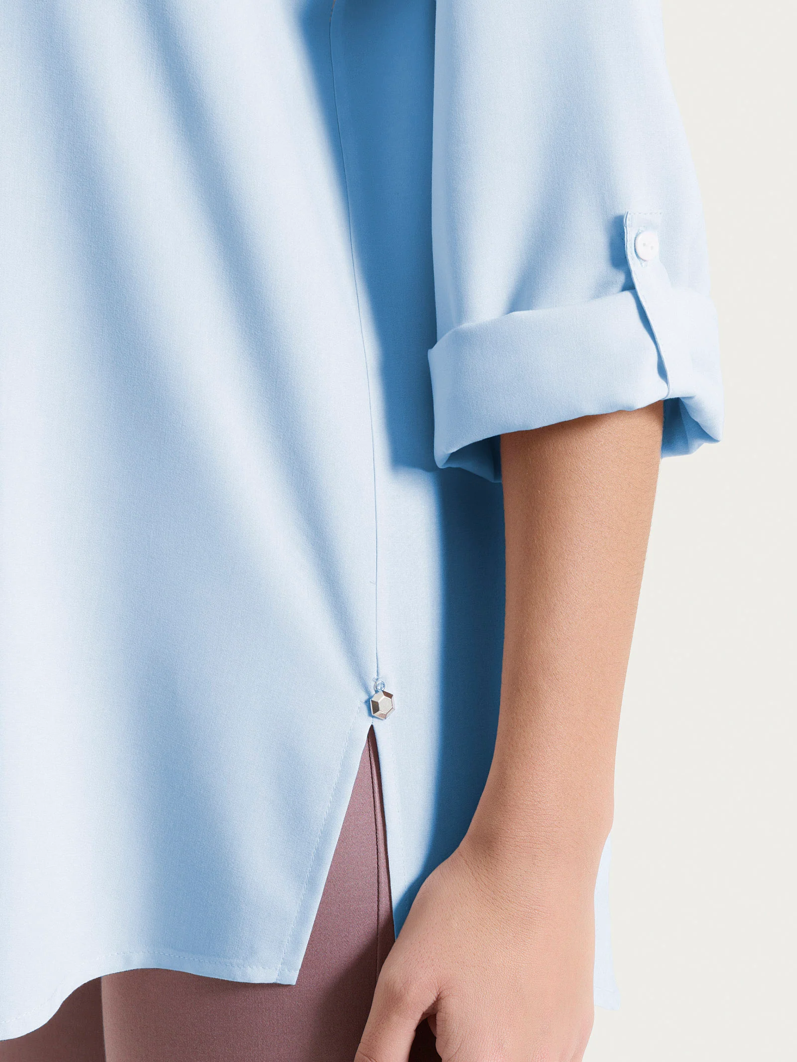 Blusa a serafino con manica risvoltabile in Voile Stretch - Dusty Blue - Image 3