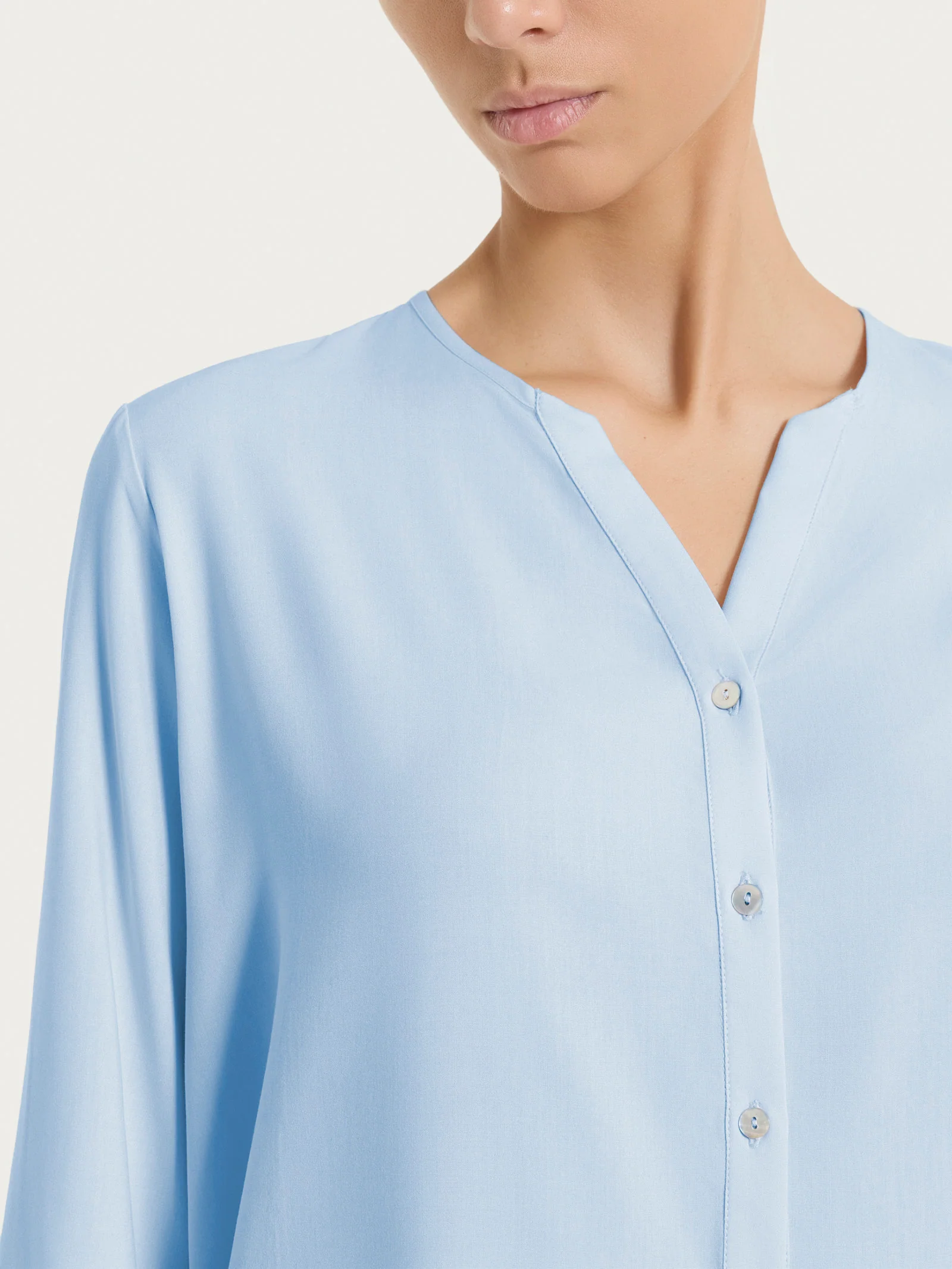 Blusa a serafino con manica risvoltabile in Voile Stretch - Dusty Blue - Image 4