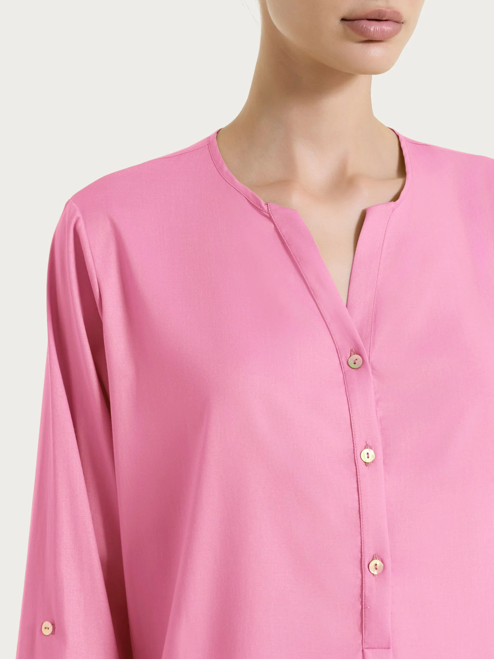 Blusa a serafino con manica risvoltabile in Voile Stretch - Cashmere Rose - Image 3