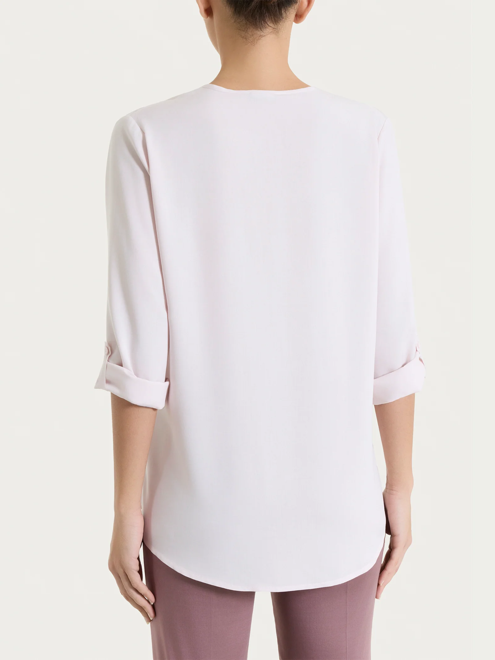 Blusa a serafino con manica risvoltabile in Voile Stretch - Hushed Violet - Image 2