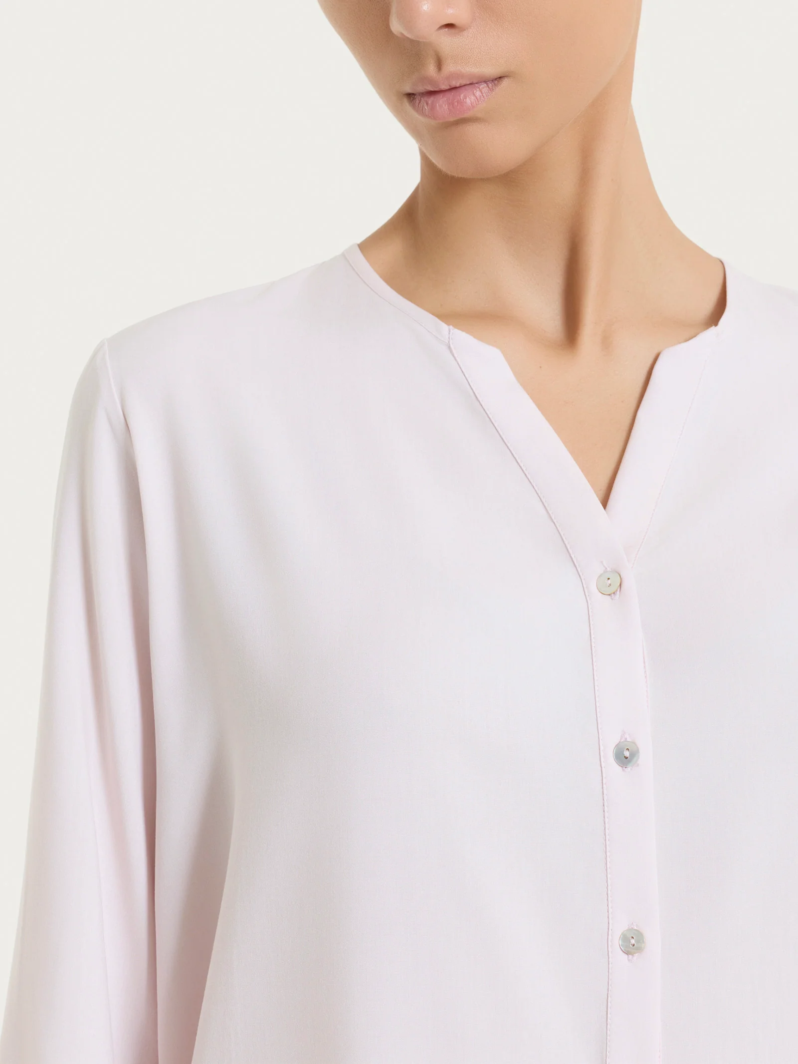 Blusa a serafino con manica risvoltabile in Voile Stretch - Hushed Violet - Image 3