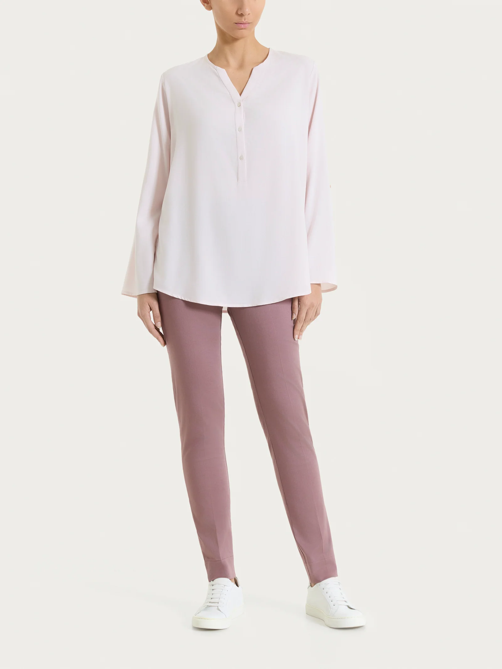 Blusa a serafino con manica risvoltabile in Voile Stretch - Hushed Violet - Image 4