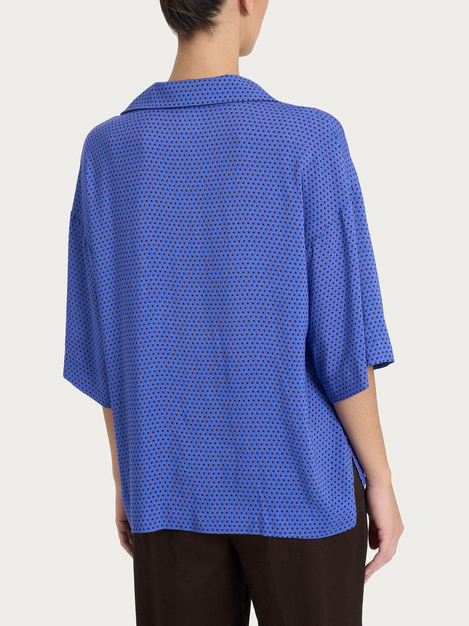 Blusa con colletto e hexagon pattern in Ecoseta - Fant. Dazzling Blue - Image 2