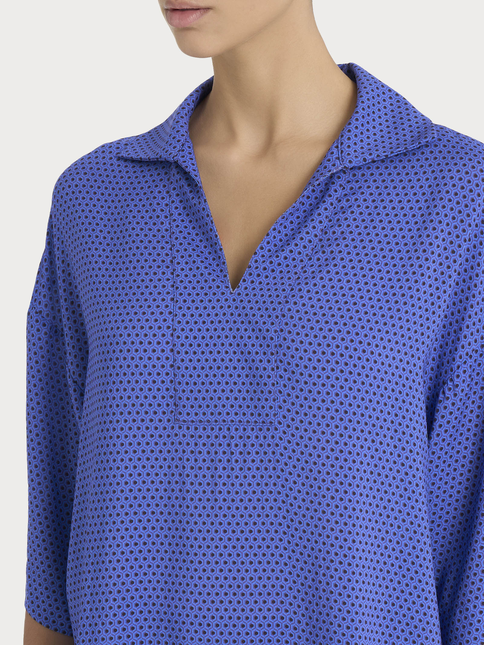 Blusa con colletto e hexagon pattern in Ecoseta - Fant. Dazzling Blue - Image 3