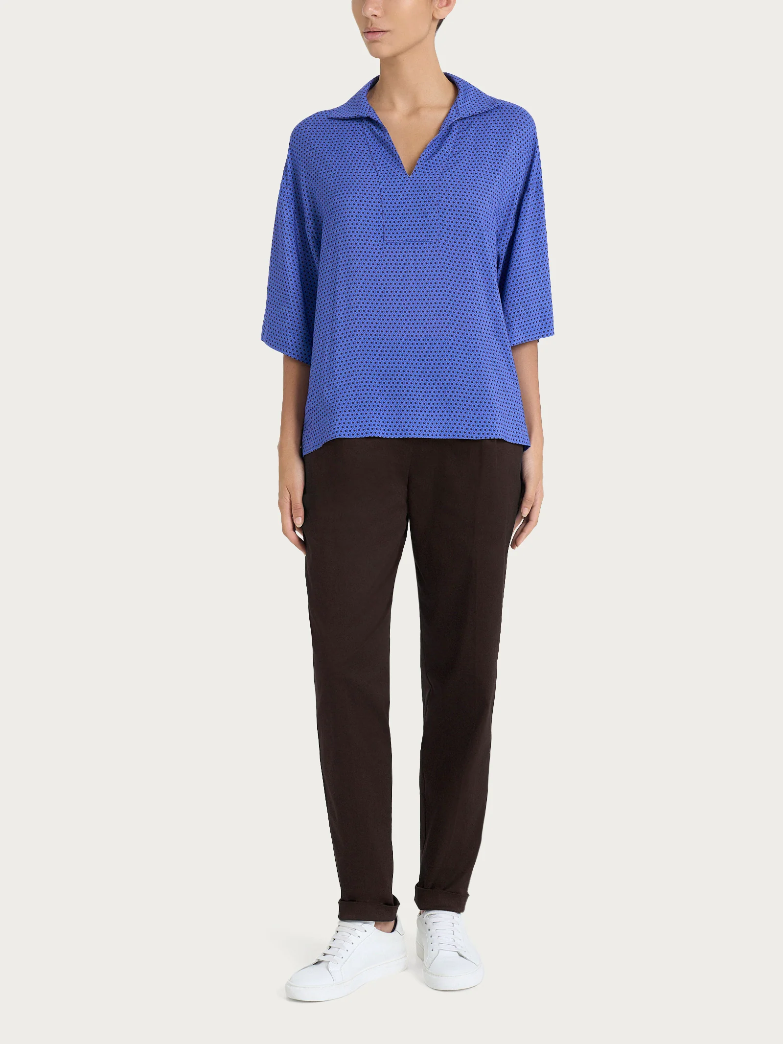 Blusa con colletto e hexagon pattern in Ecoseta - Fant. Dazzling Blue - Image 5
