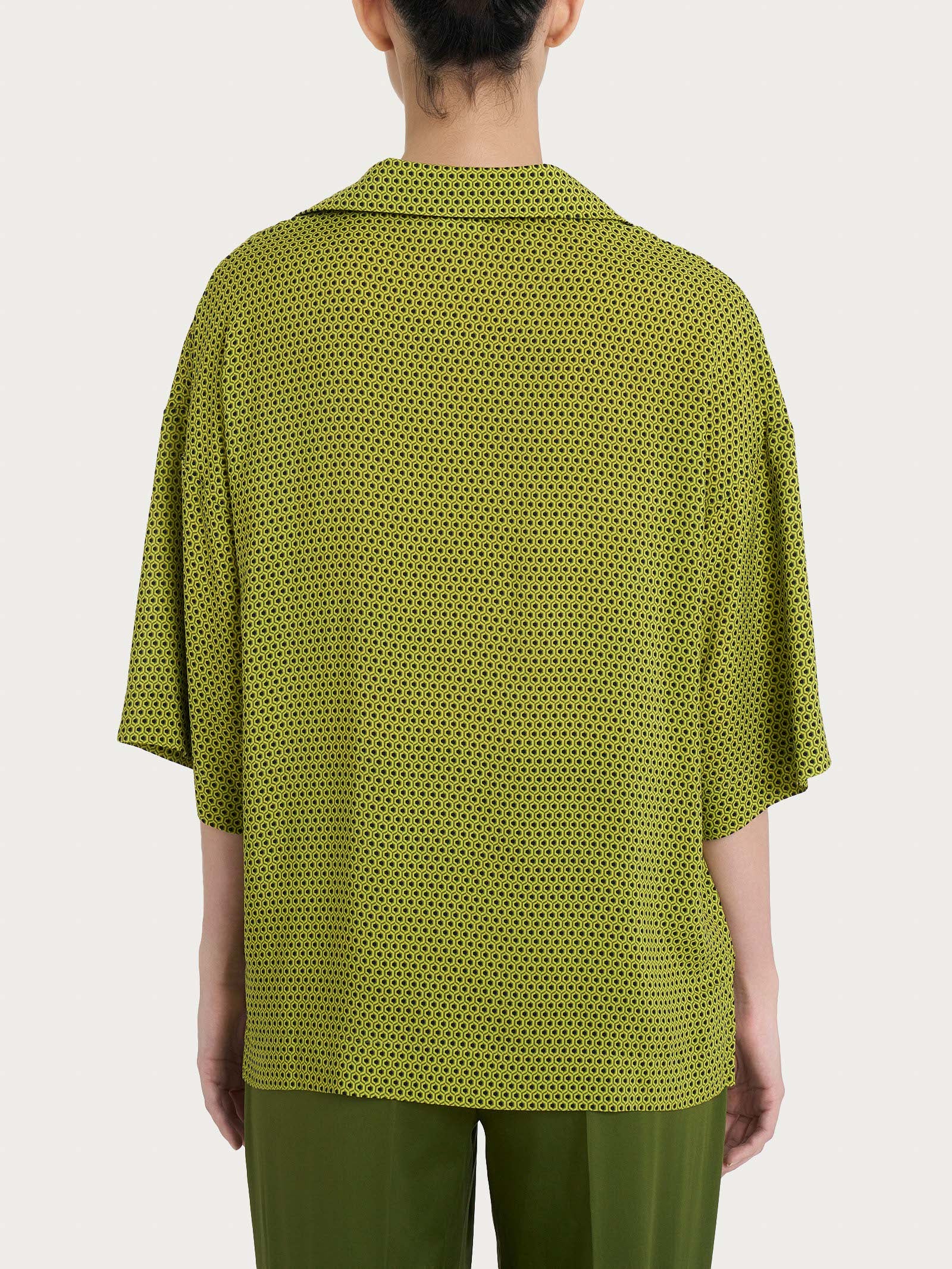 Blusa con colletto e hexagon pattern in Ecoseta - Fant. Sphagnum - Image 2