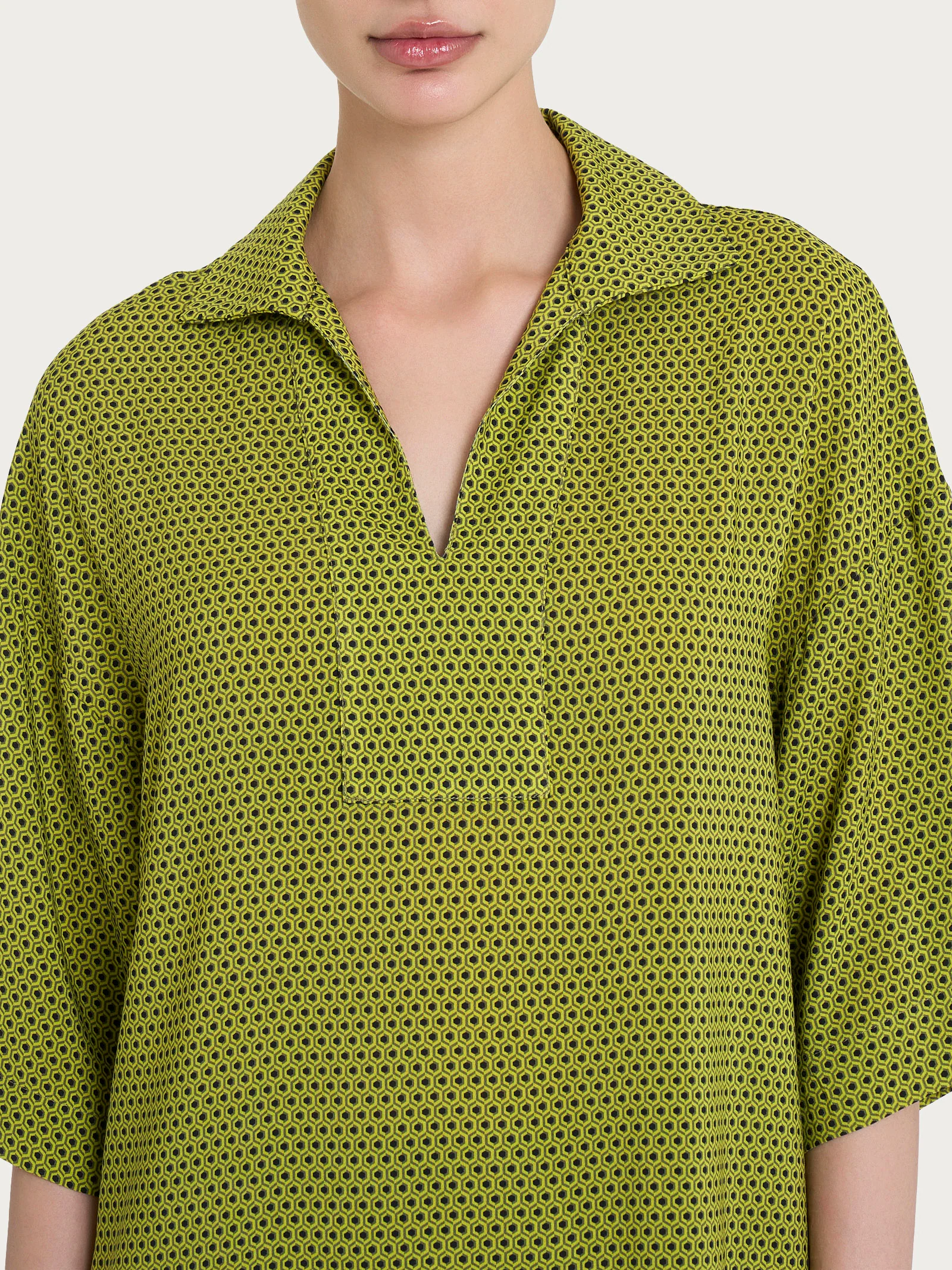 Blusa con colletto e hexagon pattern in Ecoseta - Fant. Sphagnum - Image 3