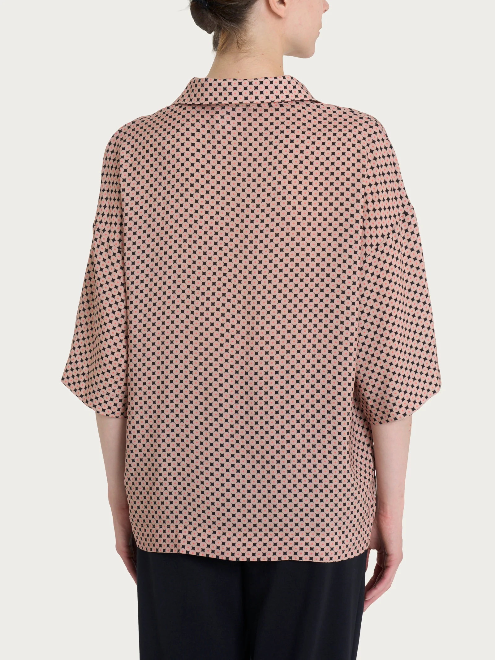 Blusa con colletto e micro pattern in Ecoseta - Fant.Nero - Image 2
